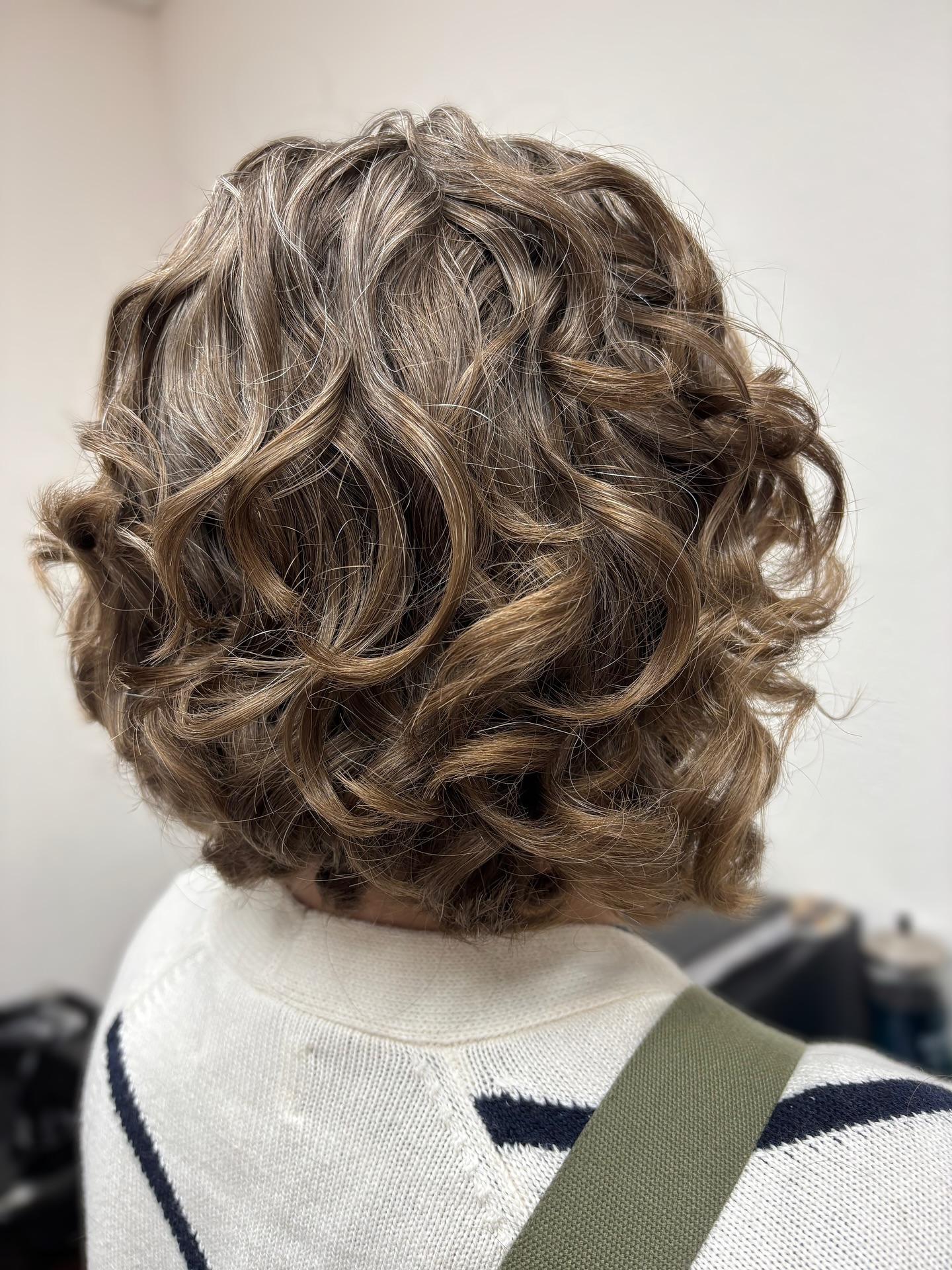 Styled with Bounce Curl Clump and Define Cream, Light Hold Crème Gel, and I Create Finish from Innersense.
Bounce Curl define brush to create long lasting curls!
#curlygirl #curlycut #curlyhair #wavyhair #curlyhairproducts #bouncecurl #definebrush @bouncecurl #curlyhairstylist @innersenseorganicbeauty