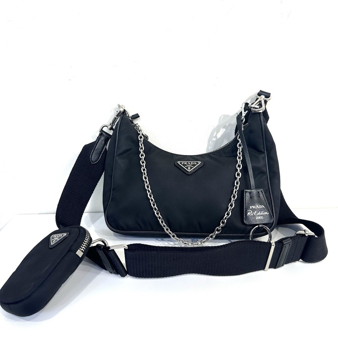 Only $1099. A Prada Re-Edition 2005 Nylon Shoulder Bag in classic black. Featuring a silver chain strap and zip closure, this small beauty is perfect for any occasion! ๐คโจ #PradaStyle #LuxuryBag #ChicAccessories #FashionFind #PRADAReEdition2005 #ShoulderStrap
https://ebay.us/m/rSboJp