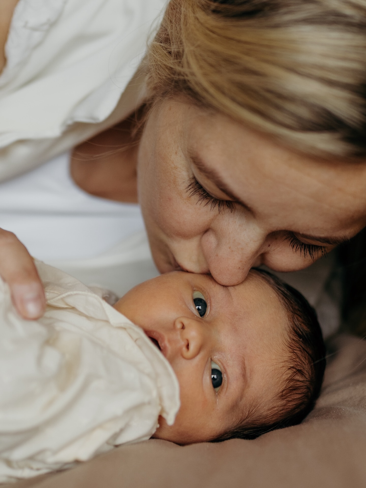 Met dit leuke stel mocht ik maar liefst twee shoots doen in korte tijd, namelijk de zwangerschap & new born shoot!
De zwangerschapsshoot kon nog lekker buiten toen de bloemen nog volop in bloei stonden bij @de_fotoboerderij ๐ผ
En kijk kleine Mila nou, nog zo klein en wat was ze zoet tijdens de hele shoot. ๐ Wat een eer om zulke bijzondere momenten vast te mogen leggen.