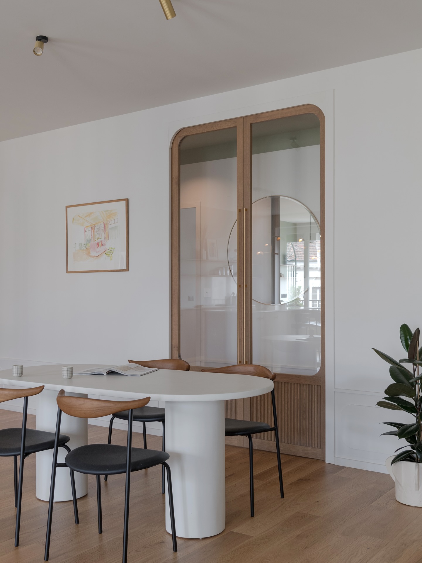⏏️ Duplex Vintage
..............….……….…........................................
.
.
. APPARTEMENT BROTTEAUX
. Rénovation complète de cet appartement en duplex de 150m2. Tout a été dessiné et sélectionné avec soin avec nos clients. C’est dans ce grand appartement que nous avons pu définir chaque espace, jonction afin que le plan puisse proposer l’usage le plus adapté à leur famille. Un très joli projet d’agencement et de détail : pour créer un univers qui leur ressemble.
.
.
.
@bocklip @farrowandball @boliacom @elitisfrance @atelier_bruneel @viefeofficial
©️@bc.ateliers
📷 @sabine_serrad
.
.
.
#flat #appartement #séjour #cuisine #chêne #banquette #home #atelier #architectureinterieure #art #designfurniture #photoofthedays #press #architecture #picture #interiordesign #wood #design #green #picoftheday #igdecor #pierresdorees #renovation #architecturelovers #bcateliers