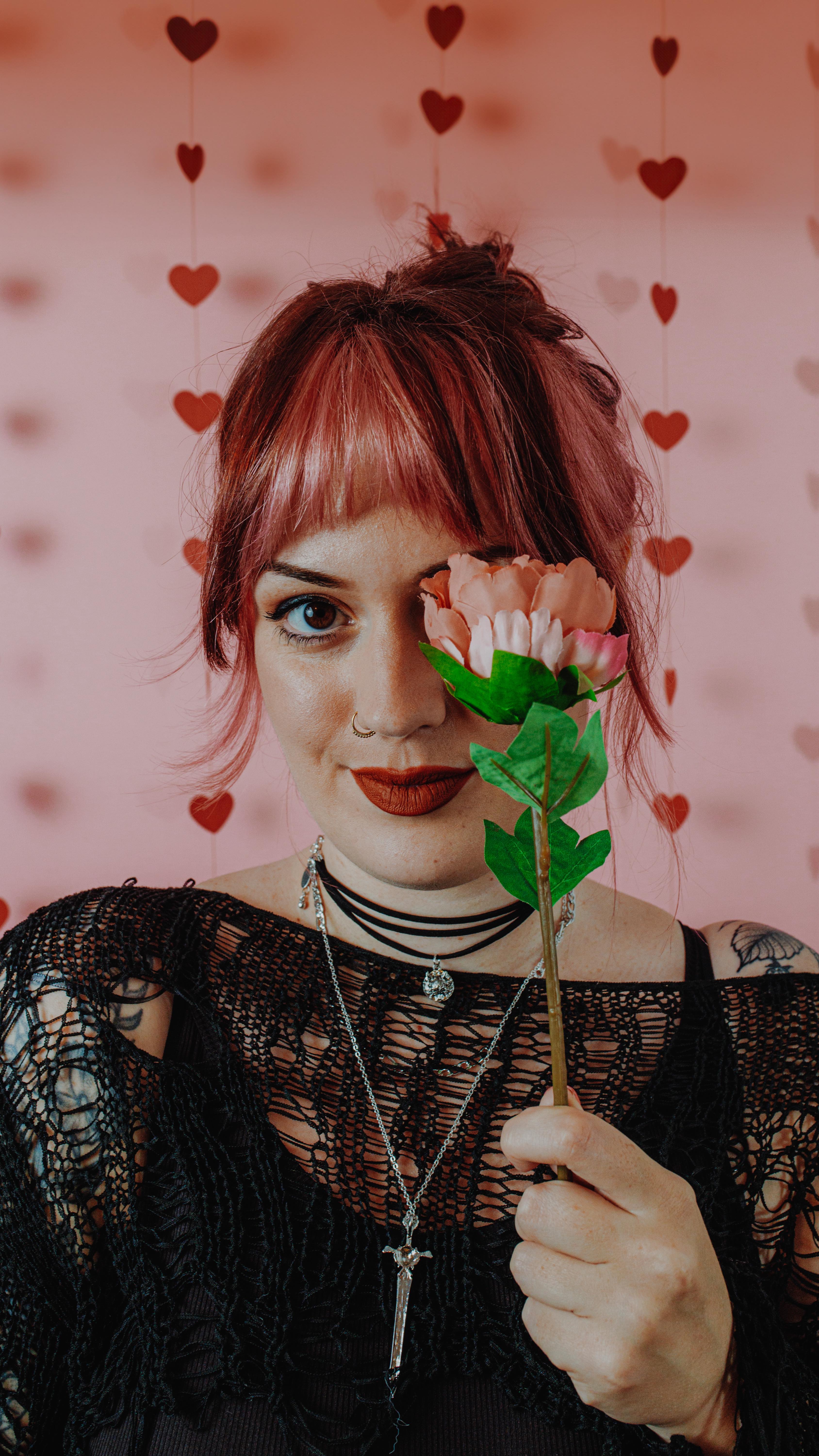 Such a great idea! I’ve had a few couples do this before and it always works so well transitioning from the acoustic version I’m singing live into the original! The DJ chose to play the song from the chorus for the most impact too 🤘🏼
What was your first dance song?
#alternativecouple #alternativewedding #blink182 #firstdancesong #firstdate