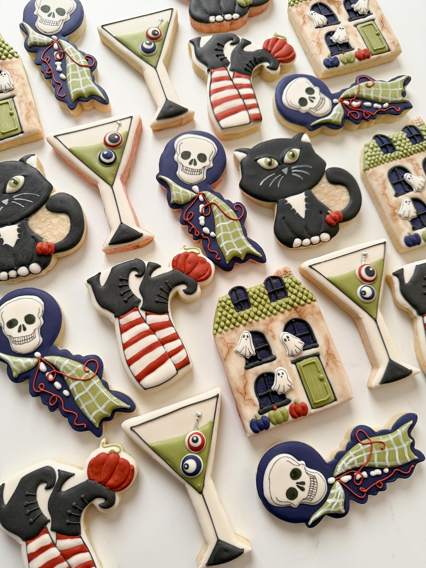 Fun Halloween cookie favors to celebrate a late October birthday! Hope you and the Wine Wednesday ladies have fun 🎃🍷🍸
…
…
#somecookiesbecause_byduveen #decoratedsugarcookies #decoratedsugarcookiesofinstagram #lincolnnebraska #lincolnccokies #nebraskacookiers #geschenkeausderküche #backenmitliebe #blackcatcookies #witchylegs #hauntedhousecookies #skullcookies #martiniglasscookies #halloweencookies
