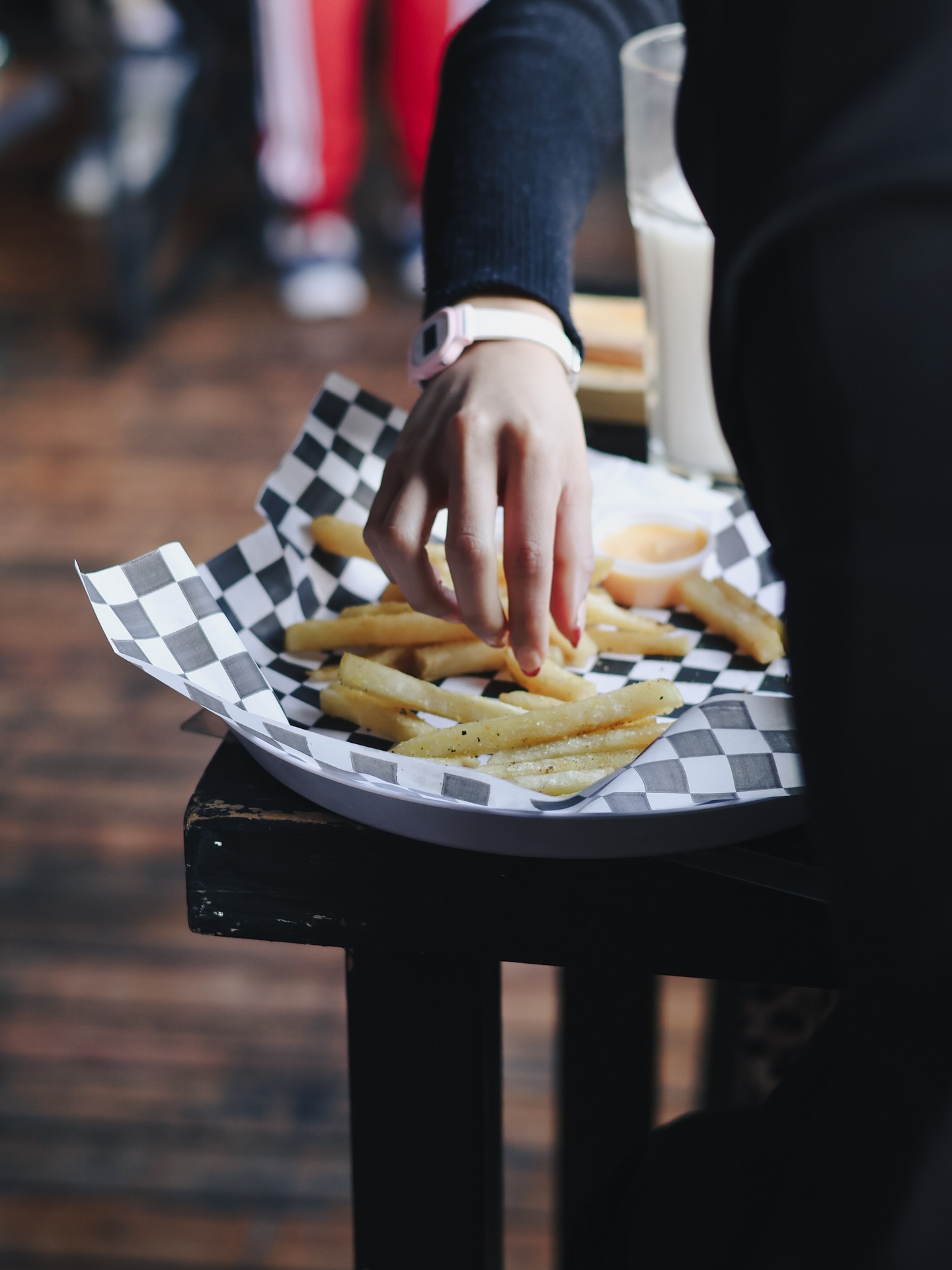 En Mercado del Carmen hay planes para todos los gustos:
los que llegan por unas papas a la francesa crujientes,
los que no perdonan su azulito bien frío,
y los que solo buscan pasarla bien entre amigos. ✨
Aquí lo importante no es qué pidas, sino disfrutarlo como más te guste.
Nos encanta ser ese lugar donde todos encuentran su antojo perfecto.
