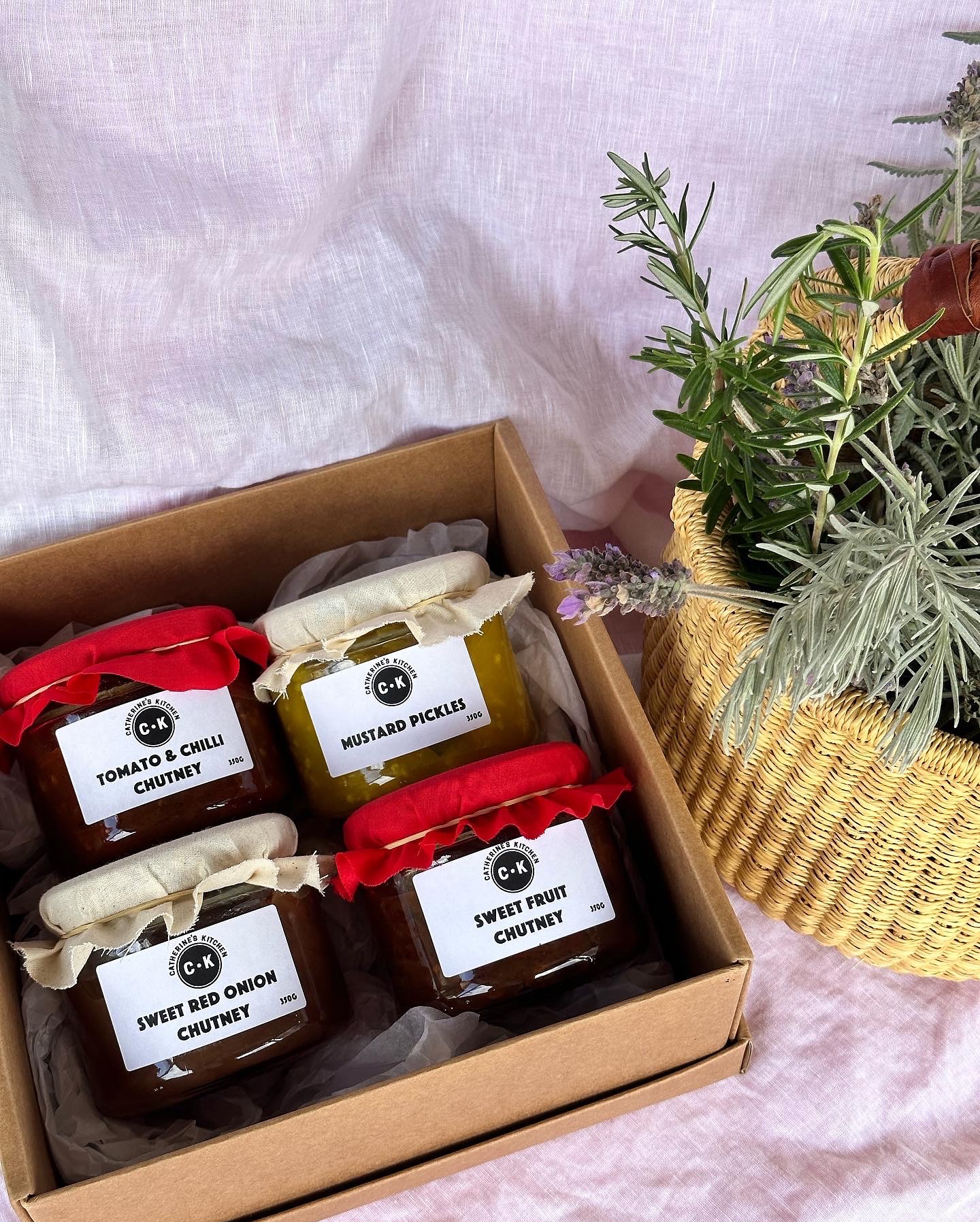 TOOWONG VILLAGE //
My last pop-up at @toowongvillage this year! I’ll have limited stock of Christmas gift boxes for anyone looking to get a head start on their shopping 🎄✨
See you there from Monday 27th Oct - Sunday 2nd Nov, outside Coles!
#brisbanebusiness #jam #chutney #homemade