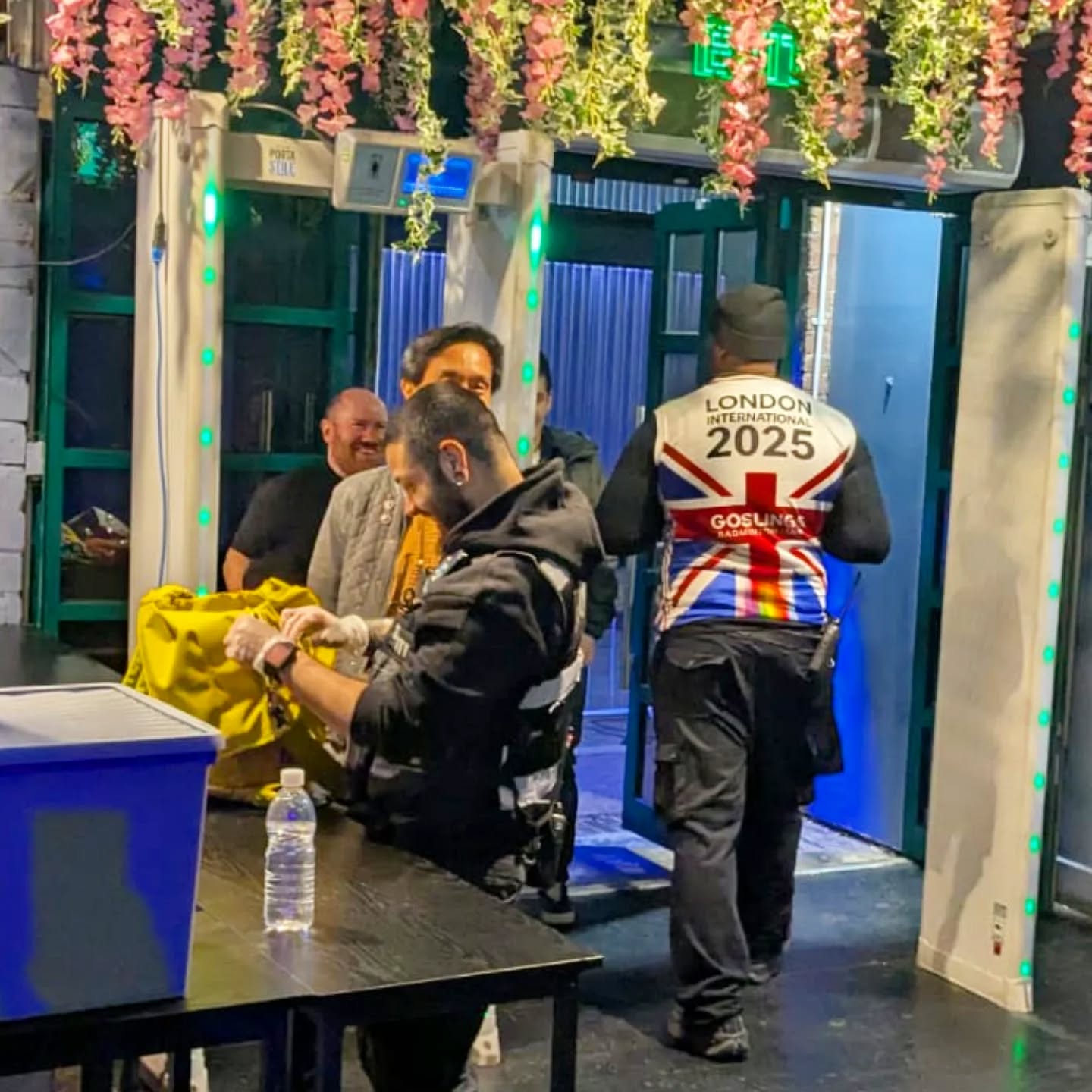 LONDON INTERNATIONAL 2025 šø š³ļøāš š¬š§
Even the club security getting involved! š
--
#gaybadminton
#lgbtsports
#GoslingsLondon
#gaylondon
#LondonInternational2025