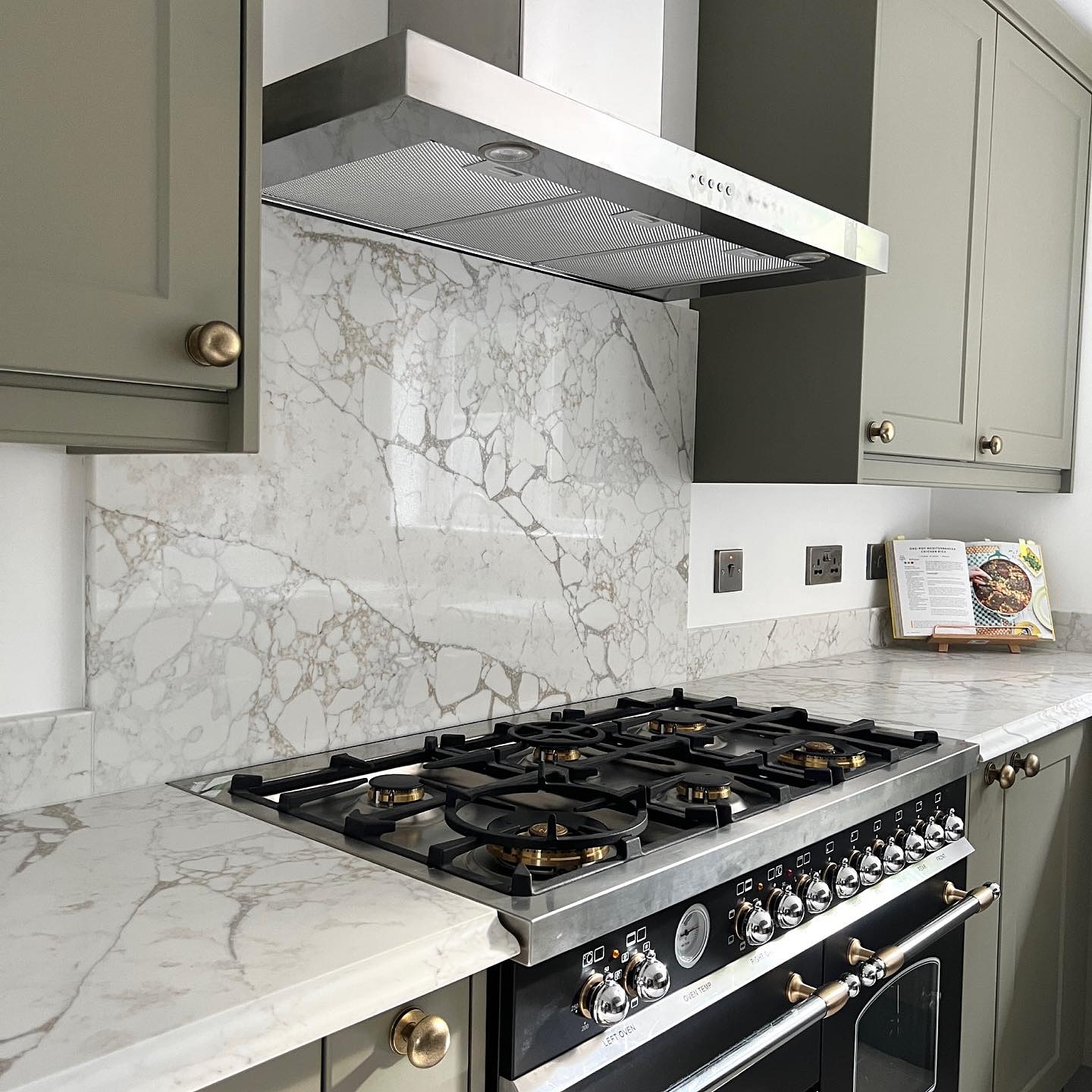 Stone throwback 💫
Looking back at this stunning Arabescato Roma install. This incredibly detailed quartz is a winner for those who want a low maintenance worktop with the WOW-factor.
#thestonecompany #kitchenworktops #kitcheninspo #quartz