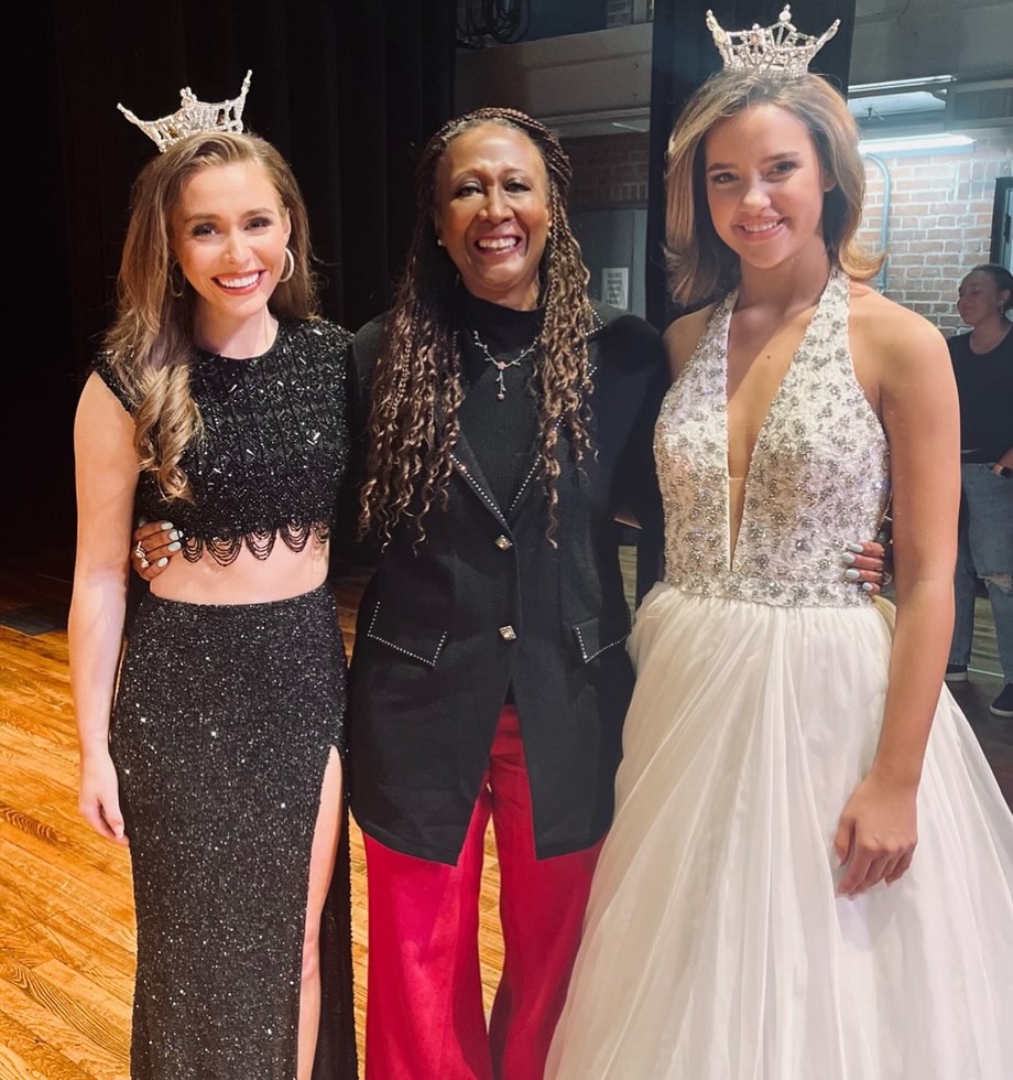 I judged the Miss Conway/Miss City of Colleges today. A highlight was meeting @missamericaar Kennedy Holland and @missamericasteenar Amelia Lisowe - two impressive young women! I told them I was @missamericaor before they were born. As I told my husband tonight, my church, my job and the Miss Arkansas Organization are what has made Arkansas fun for me. The sisterhood is real. 👑👑👑❤️🫶🏾 #missoregon #missarkansas