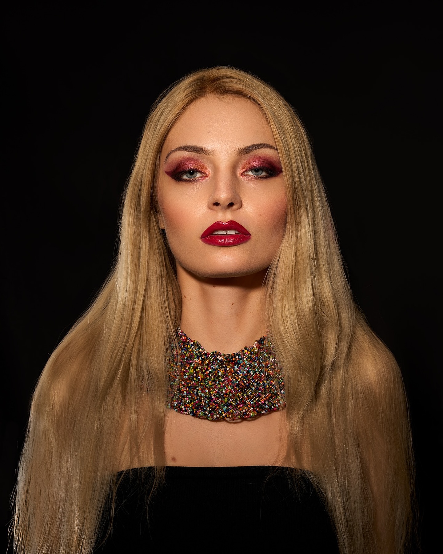 Not just a look — it’s a statement. 💄🔥
Enjoyed this spontaneous shoot with
Photographer from Lucerne
@cahya_by_tfc
And model
@officialsaramaster
From
@fotogenmodels
✨✨✨✨✨✨✨✨✨✨✨✨✨
#beautymakeup#model#swissmakeup#swissmakeupartist#beautylook#redlipstick #embraceyourbeauty #margueritegebhardt
#