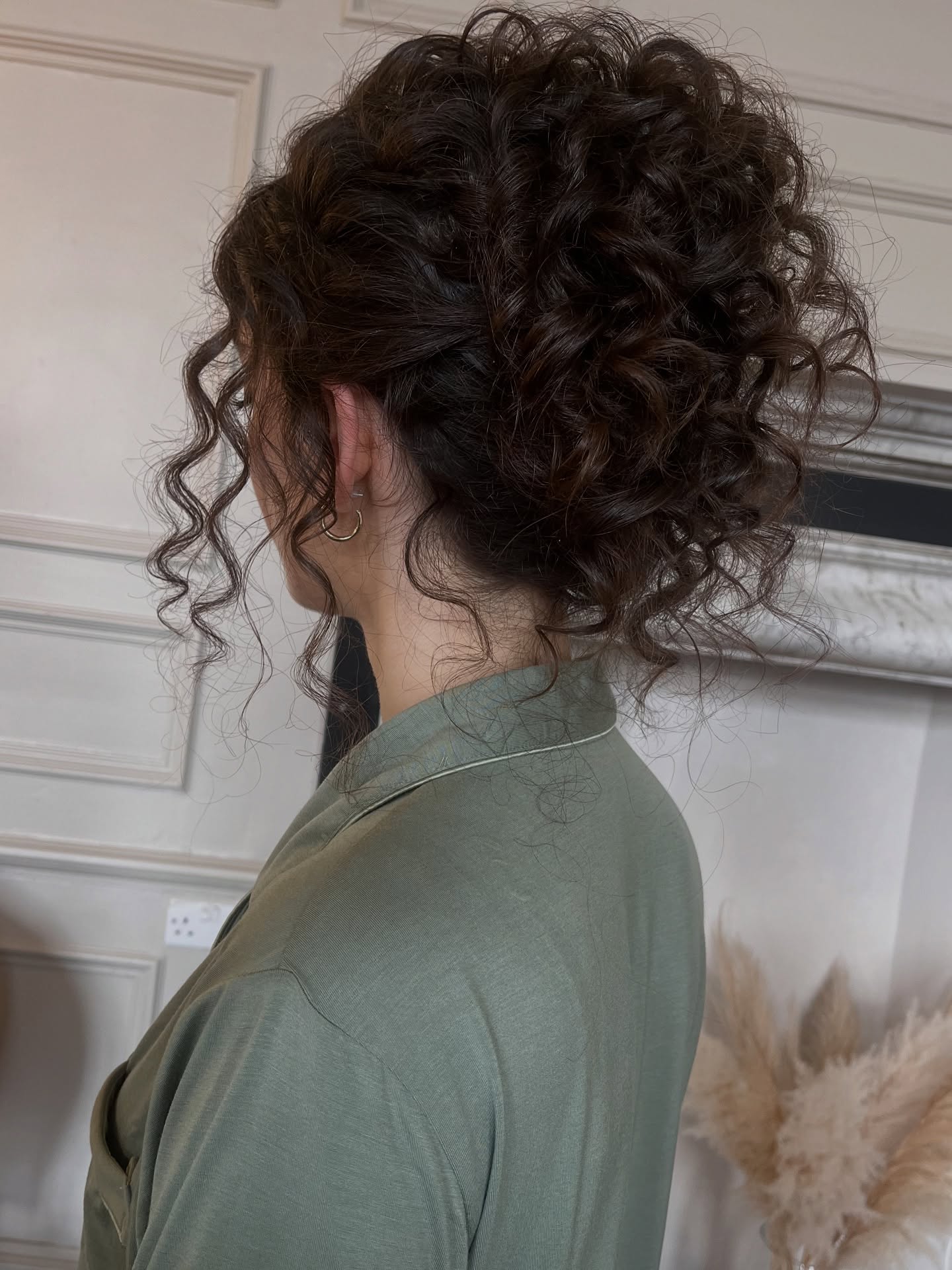 ✨ Curly Perfection for a Beautiful Bridesmaid ✨
This gorgeous bridesmaid look was from a beautiful wedding at the stunning @brymptonhouse 🤍
I had the pleasure of assisting the lovely @hairandmakeup_bygabby on the day — such a dream team!
My lovely bridesmaid had naturally curly hair, so to keep everything cohesive and full of texture, I used a chopstick curler to mimic her curls before creating this romantic, voluminous updo. The result — soft, bouncy curls full of movement and perfectly balanced with her elegant green dress 💫
All of the bridesmaids wore the same beautiful sage tone but chose their own dress styles, which I absolutely loved — it meant everyone could wear something that suited them perfectly while still tying the whole bridal party together 🌿
I adore working with curly textures — it’s all about enhancing what’s already there and creating something that feels effortless yet refined.
#curlyhairbridalinspo #curlybride #dorsetbridalhair