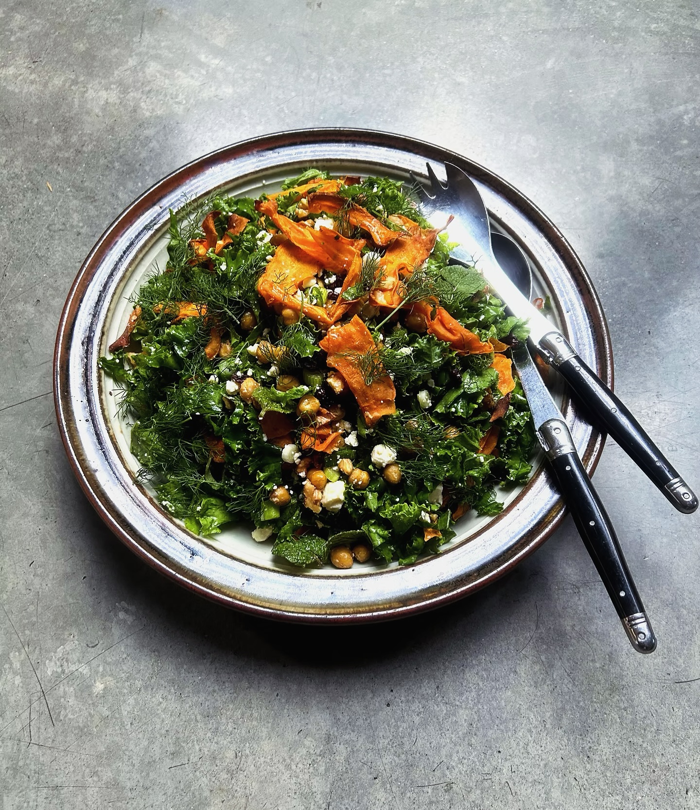 New recipe on the journal
Kale Salad with Crispy Chickpeas & Sweet Potato Ribbons
Kale & soft herbs are in season so now is the time to make this delicious salad, perfect for a bbq or weekend spread. I also talk about food villains, oxalates & where our attention should really be.
Link in bio ✌️