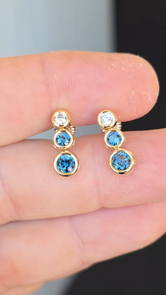 Whether you're dressing up for a night out or adding a touch of elegance to your everyday out fit this set of simple drop earrings add that perfect pop of colour for any occasion.
Featuring an array of incredibly matched Australian teal parti Sapphires and white Zircons that sparkle effortlessly against the 18k yellow gold bezels.
Ready made and Available now
DM enquiry
To view our collection of Sapphires and Fine handmade jewellery and Custom designs - DM, email sales@thehouseoffacets.com.au or visit our website to book an online or in-studio appointment today.
www.thehouseoffacets.com.au
#australiansapphire #partisapphire #sapphirering #rubyvale #engagementring #bespokering #australiansapphire #jewellerydesigns #australianjeweller #australianjewellery #australianjewellerydesigner #sydneyjeweller #perthjeweller #melbournejeweller #brisbanejeweller #naturalbeauty #ringsofinstagram #unheatedsapphire #oneofakind #finejewelry #handmadejewellery #sapphireearrings #dropearrings #tealsapphire #18kearrings #designerearrings #jewellerydesign #designerjewellery #tealsapphireearrings