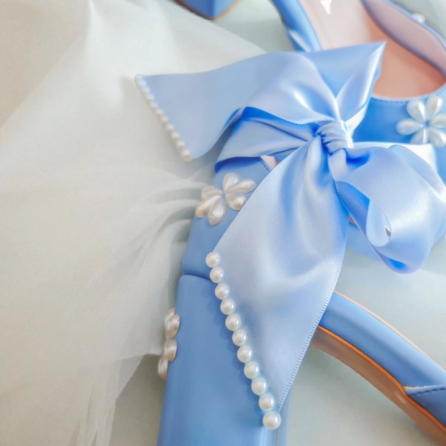 ✨ El “Something Blue” de tus sueños ✨
Nuestros nuevos zapatos de novia combinan comodidad absoluta con un toque romántico y delicado. 💙
Hechos artesanalmente con plantillas acolchonadas y memory foam, te acompañarán toda la boda sin que tus pies sufran. 🕊️
El detalle de moños satinados y flores nacaradas los hace perfectos para novias que aman lo clásico, pero con un giro moderno y femenino. 🌸
💬 Cuéntanos, ¿te atreverías a usar un toque azul en tu look de novia?
#ZapatosDeNovia #StellaShoes #BrideToBe #SomethingBlue #NoviasMéxico #ComodidadYEstilo