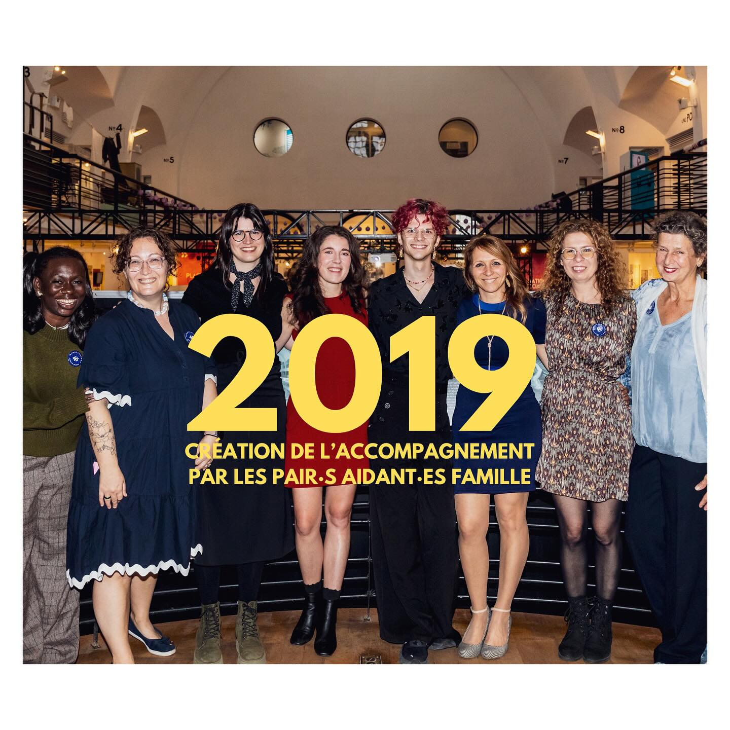 En 2019 Arborescence crée l’accompagnement par les pair•s aidant•es famille.
Un ou une pair aidant•e est un proche ayant lui même vécu l’accompagnement d’un membre de son entourage vivant avec un enjeu de santé mentale et qui souhaite utiliser son vécu expérientiel au profit d’autre proches. Le ou la pair aidant•e a également suivi une formation.
Sur la photo, nos 8 pairs aidant•es famille 🩵