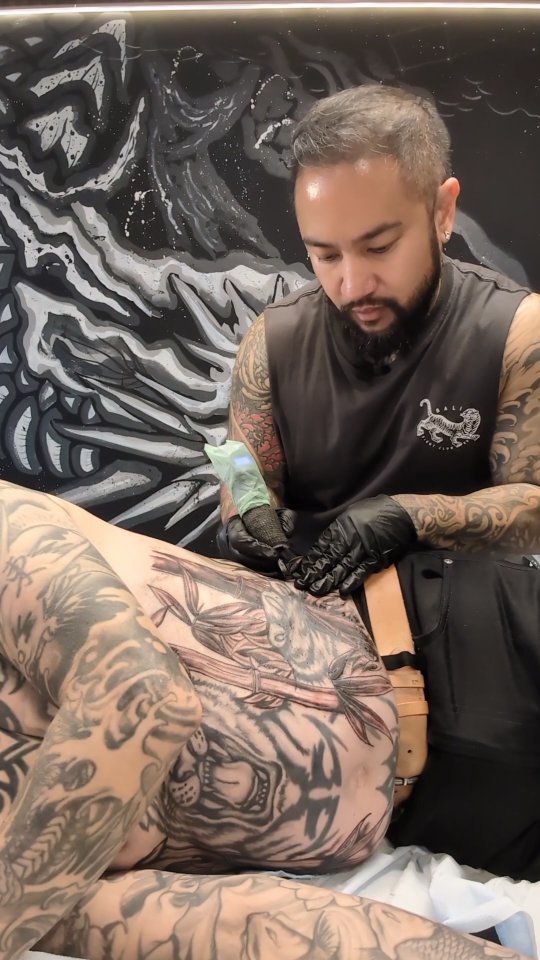Day 2 of 3 doing a guest spot at @monkeyking_tattoo
Shaded in the left side & into filling in the rest the next day ! 🐯🎍
#tiger #tigertattoo #zentattoo #vancouver #vancouvertattoo #tattoo #tattoos