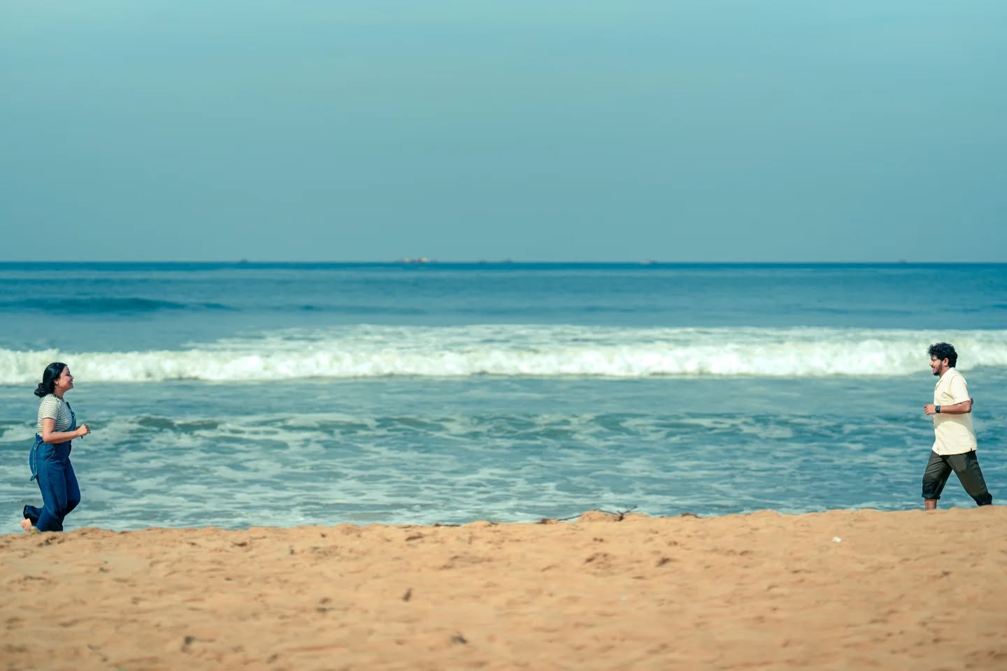 Love feels lighter by the sea 🌅❤️
@meragi.photography