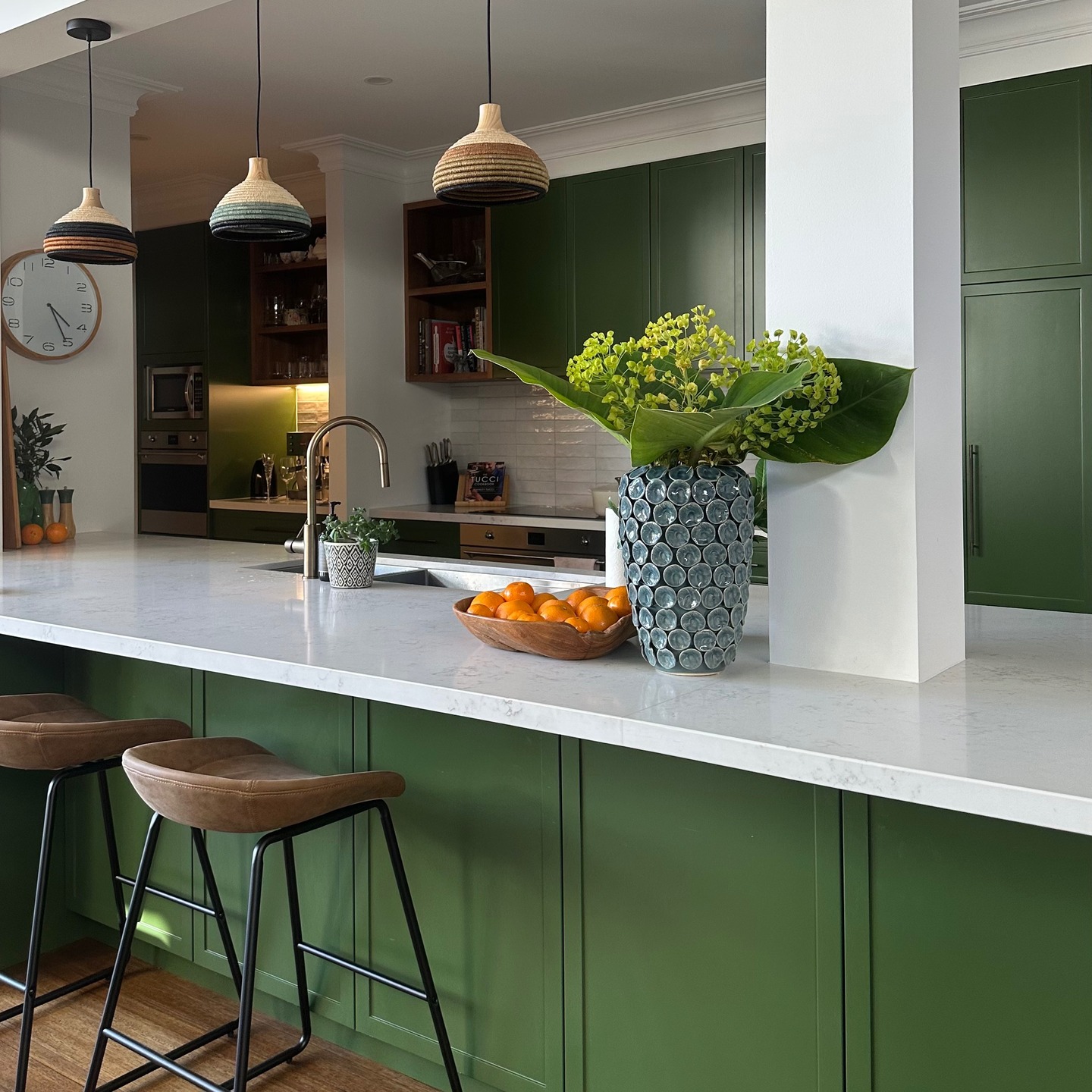 Green kitchens are having a moment and itās easy to see why with this beautiful green - Nereus by Dulux. Regardless of whether you lean towards soft sage or rich olive, green feels calming and fresh and adds character in a way that feels timeless.
Paired with brass, marble or timber, it brings life to the space while still feeling refined.
Thinking about a kitchen renovation? I would love to help. Send me a DM or reach out to elisha@rickwardesignstudio.com.au so we can arrange an initial consultation. Let's get started...