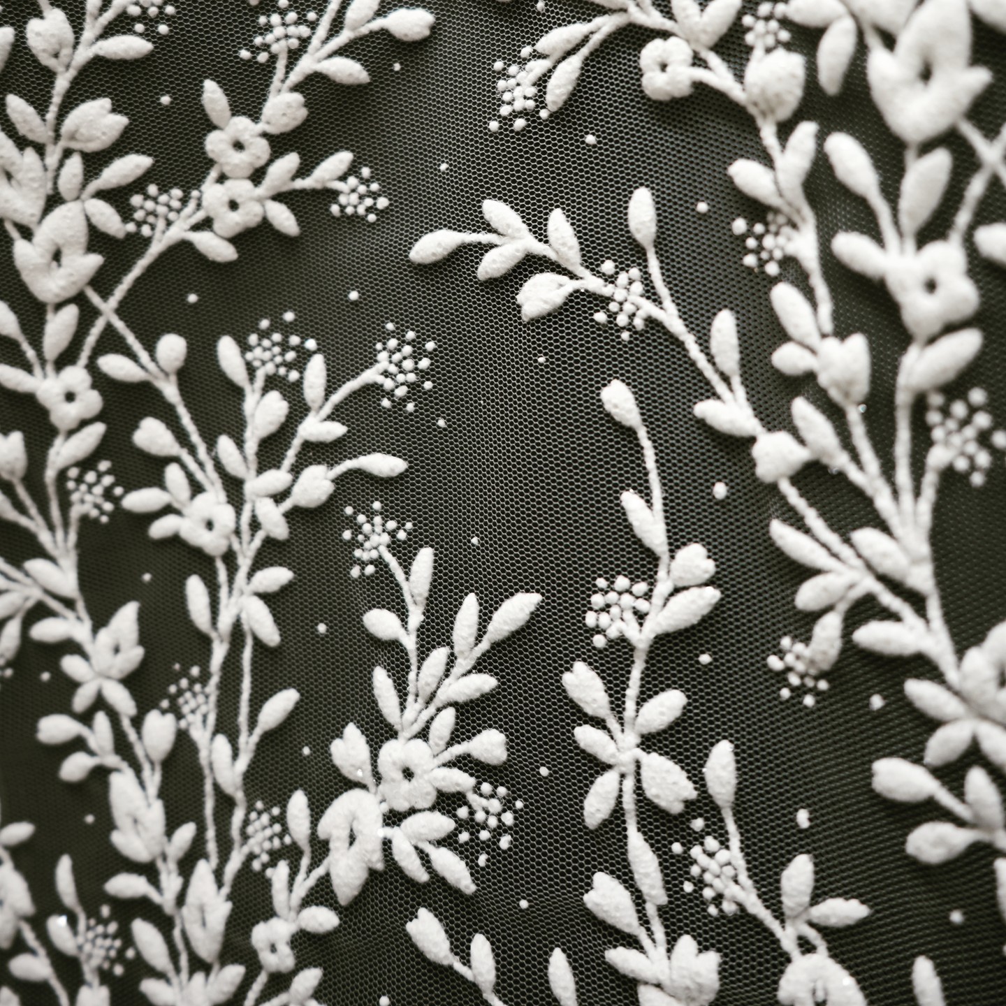 特殊プリントによる花柄デザイン。
繊細な質感が際立つ一枚です。
Floral design with special printing.
A piece that stands out with delicate texture.