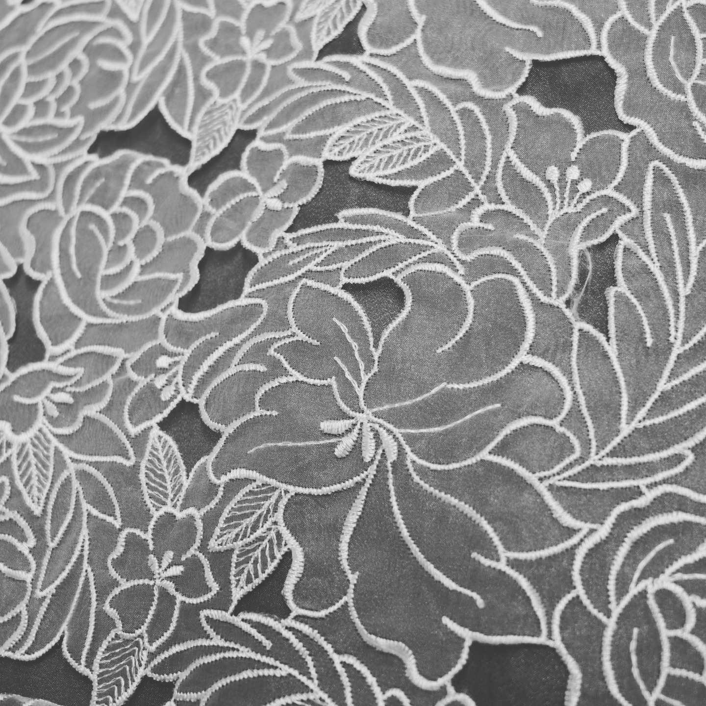 エンブロイダリーレース(ハンドカットワークレース)。
カットによって立体感を表現した、繊細で美しい一枚です。
Embroidery lace (hand cutwork lace).
Delicate cutwork creates a beautiful three-dimensional effect.