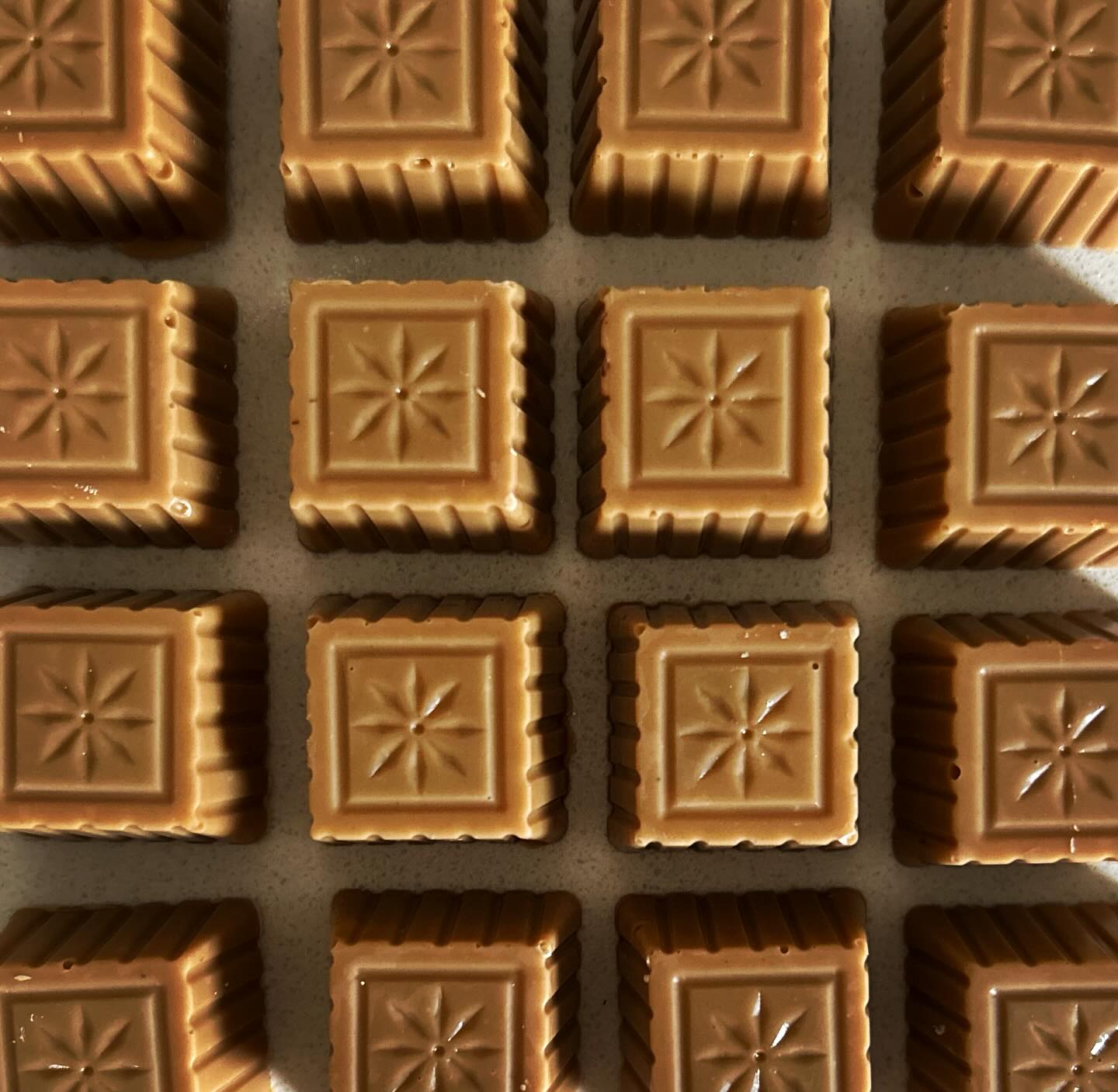 It’s Friday🎉🎉🎉 time to taste my new Gold chocolate pecan bites 🥰
#caramel #pecan #saltysweet #chocolate #artisan #handmade #shoplocal #gift #fridayfeeling #northumberland