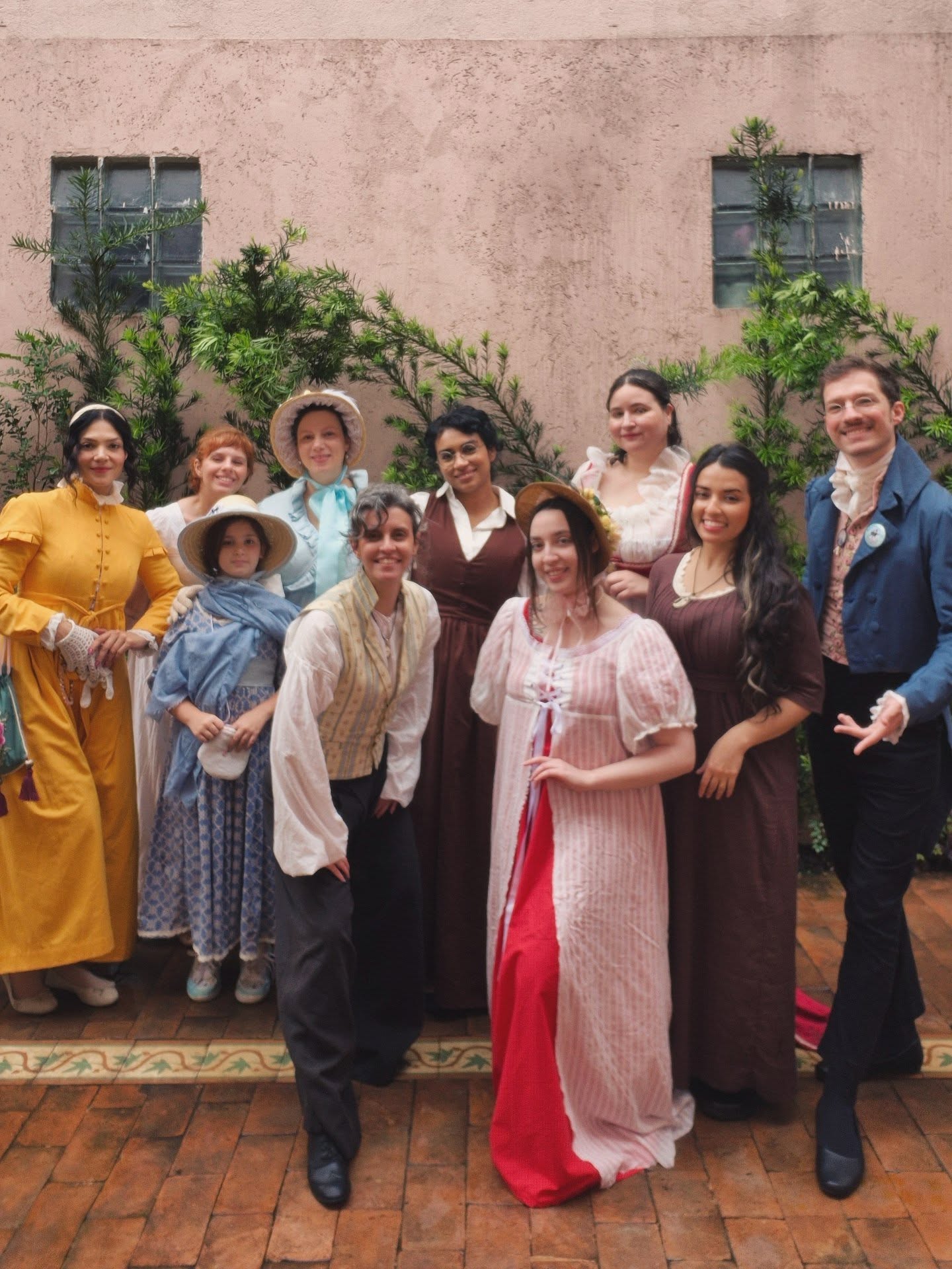 Brunch em homenagem aos 250 anos de Jane Austen, com a presença ilustre de @expothankyoujane.2025 Dra. Natália Barcellos com sua filha tão linda 🩷
Uma manhã especial, onde pudemos celebrar o legado dessa escritora tão importante para a literatura mundial, e todo seu impacto na cultura que vai muito além dos rótulos machistas.
Tivemos biscoitos amanteigados de Lizzy Bennet e Mr Darcy, e a silhueta de Jane Austen: lembrancinha especial de aniversário que não poderia faltar, ambos feitos pela Natália! 🥰
Cada uma compartilhou sua história de como o trabalho de Austen tocou a sua vida. E como somos atravessados por suas obras e como elas repercutem através do tempo, nos fazendo refletir e questionar a sociedade que vivemos e as regras que nos são impostas.
Viva Jane Austen! 🎂🫖☕️
Obrigado @sowcakelounge por nos receberem em um espaço tão lindo e aconchegante!
#janeausten #janeausten250 #regency #prrideandprejudice #orgulhoepreconceito #historicalfashion #historiadamoda #costuracriativa #costurahistorica