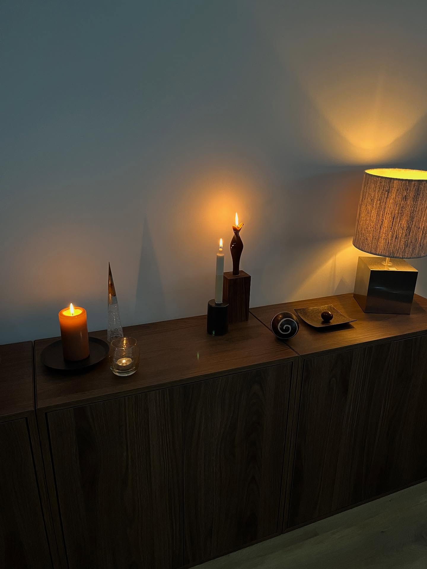 Latelyy🤎🤎 There are so many (nice!) things going on within and for @studiomique the past few weeks that I can’t keep up with the pace to post something on my feed. At least I try now 🥳:
In random order: our new sideboard at home, a new office for @studiomique at the Amsterdam canals which I’m so so excited about and grateful for, Diwali 🪔, the ideal new second-hand fall boots, site-visits of projects which are coming together, color selections, meeting like-minded people, and more more more…
#interiordesigner #slowliving #studiomique #homestyling #persoonlijkontwerp #interieurontwerp #interieuramsterdam #amsterdamdesign #interieur #personalhome #uniquehome #stylingadvies #interiorstyle #balihome #warmhome #craftsmanship #newoffice #sitevisit #amsterdamcanals #newpost😍