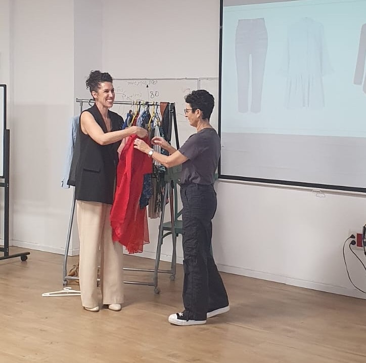  מנהלת חוויה ומש”א...הפוסט הזה בשבילך 🎯
את מוזמנת לסדנת חשיפה מיוחדת:
✨ לידריות בסטייל – איך להוביל את החיים שלך באמצעות הנוכחות שלך. ✨
זו לא סדנה על איך “להתלבש יפה”, זו סדנה על איך ללבוש את הביטחון, המקצועיות והנוכחות שאת רוצה לשדר בכל מפגש.
היא מעניקה לעובדות כלים פשוטים לייצר נוכחות שמשדרת אמינות, ביטחון וייצוג מדויק של הארגון עוד לפני שנאמרה מילה.
📅 מתי: 10.11.25 (יום שני)
⏰ שעות: 10:00–12:30
📍 איפה: אבן יהודה
❣️ שימי לב, ההשתתפות ללא עלות, אך מותנית ברישום מראש.
מספר המקומות מוגבל
לינק להרשמה ופרטים נוספים 👈 בביו