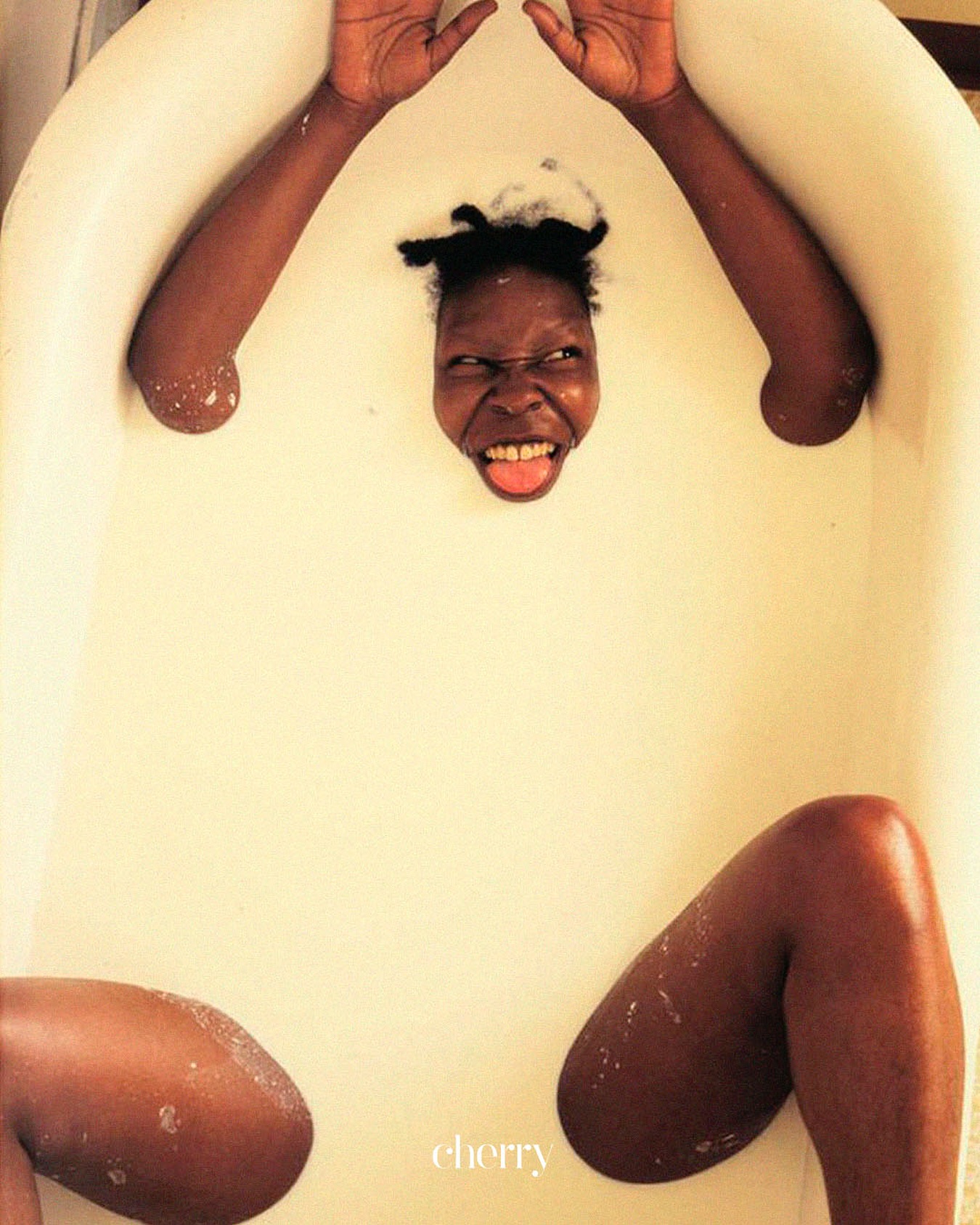 📸 Annie Leibovitz. Whoopi Goldberg, 1984.
Anos 80. Whoopi Goldberg prestes a estourar. Annie Leibovitz no auge da intuição. Ela propõe:
“E se você entrasse numa banheira de leite?”
Whoopi ri, e mergulha.
Nada de manifesto, nada de pose. Só uma artista fotografando outra no exato ponto em que o humor vira símbolo.
O branco é palco, não pureza. E o riso, o gesto mais elegante de quem já entendeu tudo.
Leibovitz não fez um retrato, fez história. E a gente, que é fã dela até o último clique, é meio suspeito pra falar…mas é impossível não amar essa foto.
🥛