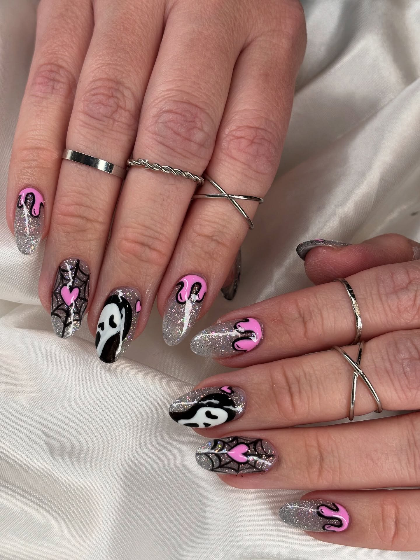 Hautingly beautiful tips for spooky season 🕸️🕷️. Call 604.558.0809 to book appointment with us 🖤 @robsonnailsspa .
#nail #nailsnailsnails #nailsofinstagram💅 #nailsoftheweek #nailsfashion #nailsinspiration #nailsdesign #nailart #halloweekend #hallowen #halloween🎃👻 #halloweennails