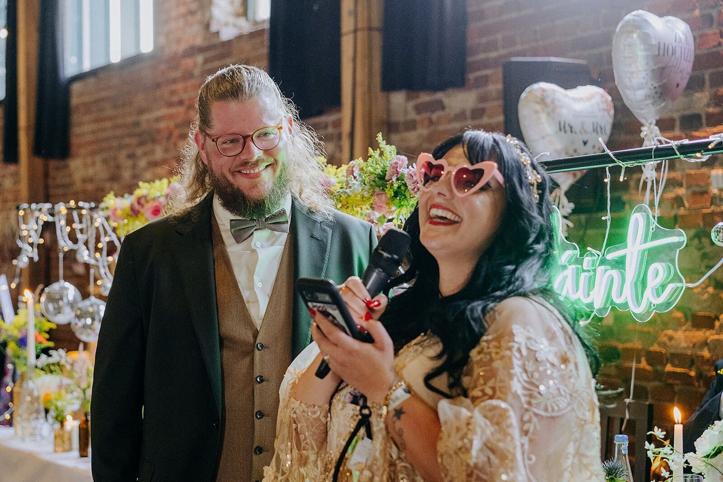 🕶️Echte Hochzeit🕶️
Titel: Der perfekte Start: Statement-Accessoires und Begrüßung
Die Herz-Sonnenbrille ist ein absolutes IT-Piece für eure Hochzeit!
Sie steht jedem gut und verleiht sowohl der Location als auch dir selbst einen besonderen Flair.
Mein Tipp: Haltet die Begrüßungsrede direkt nach dem Einlass in die Location. Das lockert die Stimmung auf, ihr könnt alle Gäste herzlich willkommen heißen, den Ablauf des Abends skizzieren und wichtige Details (wie z. B. die Fotobox) hervorheben.
Bringt persönliche Akzente in eure Rede ein, indem ihr gemeinsame, besondere Momente mit euren Gästen teilt. Das macht die Ansprache zu einem sehr persönlichen und emotionalen Erlebnis.
💛💚💜💛💚💜
#Hochzeitstipp
#Begrüßungsrede
#hochzeitsplanung
#hochzeitsreportage
#herzsonnenbrille
#hochzeitsoutfit
#farbenfrohehochzeit
#echtemomente
#hochzeitsablauf
#hochzeitsideen
#instabräute
#hochzeitsfotograf
#hochzeitsfotografnrw
#heiratenimruhrgebiet
#hochzeitstrends
#weddinghack
#hochzeitsrede
#KulturhofKnechtseden
#KlosterKnechtseden