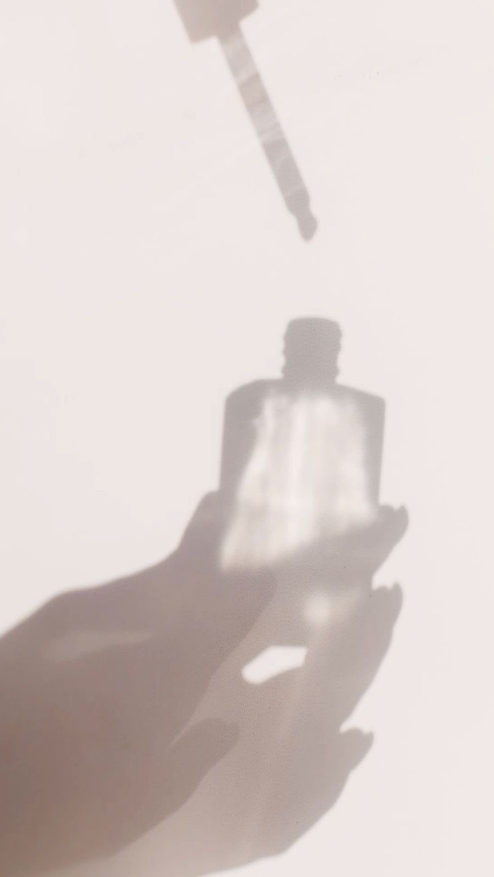 Esto es lo que debes hacer después de aplicarte bótox en la frente:
▫️ Evita acostarte o agachar la cabeza las primeras 4–6 horas.
▫️ No masajees ni manipules el área.
▫️ No hagas ejercicio ni entres a sauna o turco por 24 h.
▫️ Y recuerda: los resultados finales se ven entre los 10 y 15 días 🤍✨