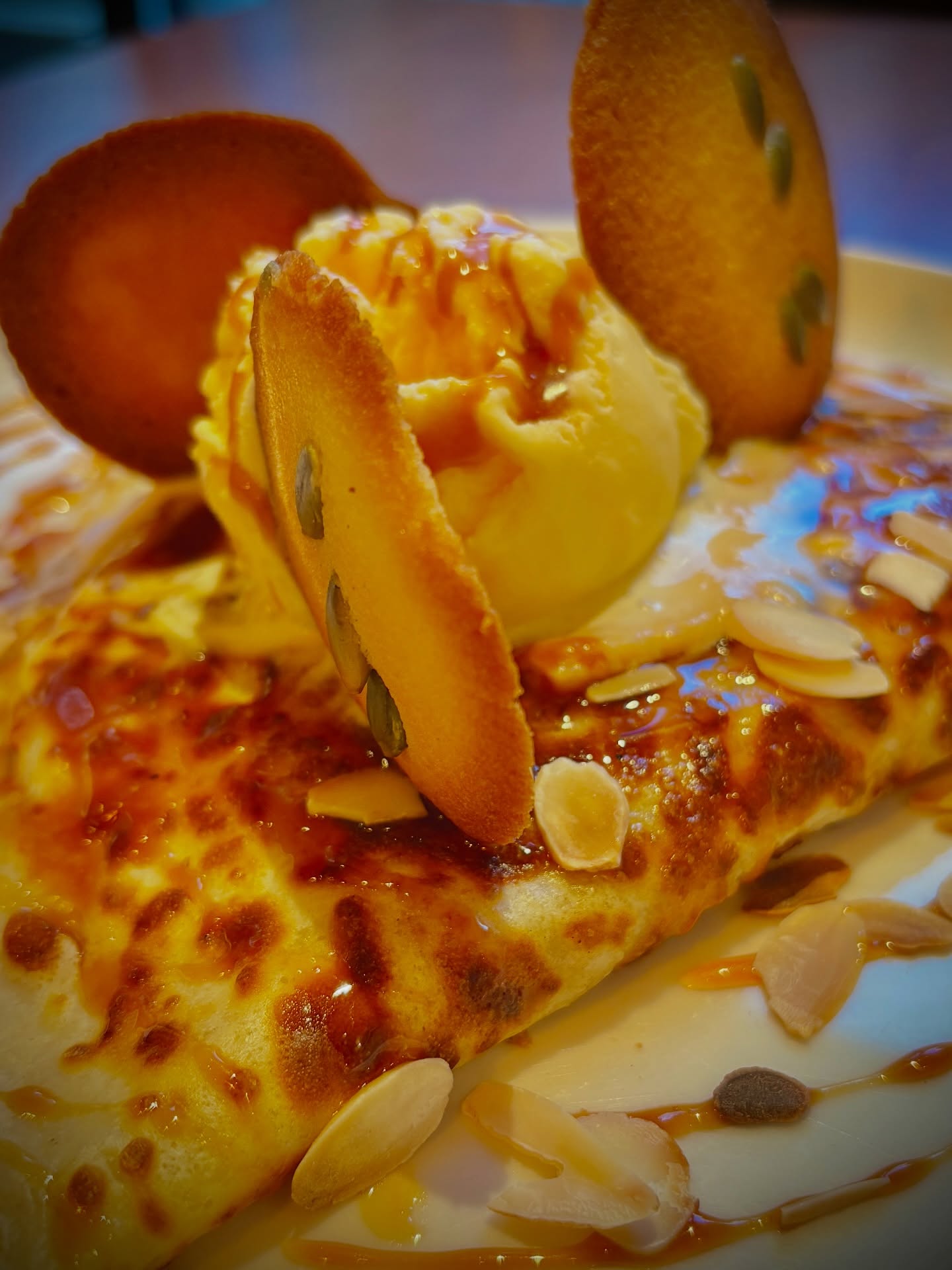 Notre nouvelle création du moment: Douceur d’automne 🍁🎃🍁
Crème pâtissière à la citrouille, caramel au beurre salé, crème glacée vanille, amandes grillées, langue de chat aux graines de citrouille.
Bon appétit 😋