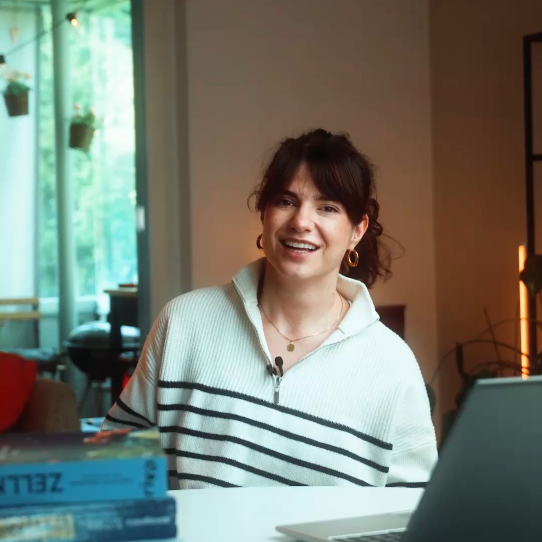 ✨ Hast du das Gefühl, du kämpfst ständig gegen dich selbst –
mit Essen, mit deinem Körper, mit deinem Kopf?
Du weisst so viel… und trotzdem fühlst du dich oft verloren?
🌿Der Grund ist nicht, dass du zu wenig Disziplin hast.
Sondern, dass du gelernt hast, dich zu kontrollieren – statt dich zu verstehen.
Dein Körper funktioniert nicht gegen dich.
Er versucht, dich zu schützen.
💫
In der MRC Academy lernst du,
wie du deinen Körper, dein Nervensystem und deine Emotionen wirklich verstehst.
Ohne Diät, ohne Druck, ohne ständige Selbstoptimierung.
Es ist kein Programm –
es ist eine Reise zurück zu dir. Die letzte Reise, die du noch brauchst.
🎧
Starte jetzt in deine eigene Veränderung –
mit Live-Calls, Wissen, Community und Begleitung.
🩵 Teste die Academy 7 Tage kostenlos:
👉 www.michelleringgenberg.com/academy