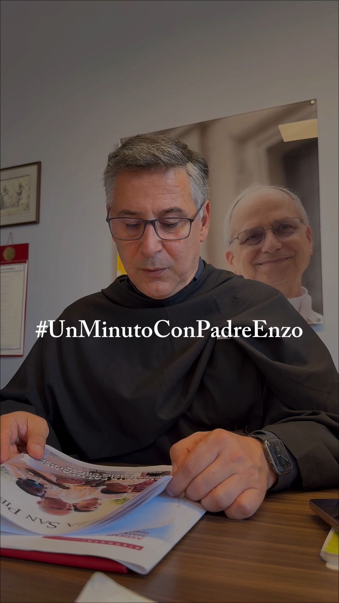 Sono tante le lettere che arrivano ogni mese alla rivista Piazza San Pietro: ad una risponde il Papa, alle altre rispondiamo noi.
In questo numero ne abbiamo pubblicate quattro, tra cui le testimonianze di Anna da Cervia e Corrado da Siena.
✉️ Anna racconta un momento di fatica spirituale e familiare: la sensazione di distanza da Dio, la lotta dei genitori contro la malattia e il dolore per un nipote nella trappola della dipendenza. La risposta è un invito alla fiducia e alla preghiera, «chiave che apre la porta del cuore di Dio», come ricorda Sant’Agostino.
🌿 Corrado, invece, condivide la sua ammirazione per Pier Giorgio Frassati, il suo “santo preferito”, e si domanda: come possono i santi essere amici e compagni di vita? La risposta ricorda che i santi sono fratelli e sorelle che il Signore ci dona per mostrare che il Vangelo è la più grande avventura da vivere ogni giorno.
🎥 Nel video, Padre Enzo ci accompagna alla scoperta di queste lettere e delle riflessioni che custodiscono.
👉 Segui @piazzasanpietromagazine per scoprire altre storie e approfondimenti.
👉 Leggi la rivista digitale sul nostro sito.