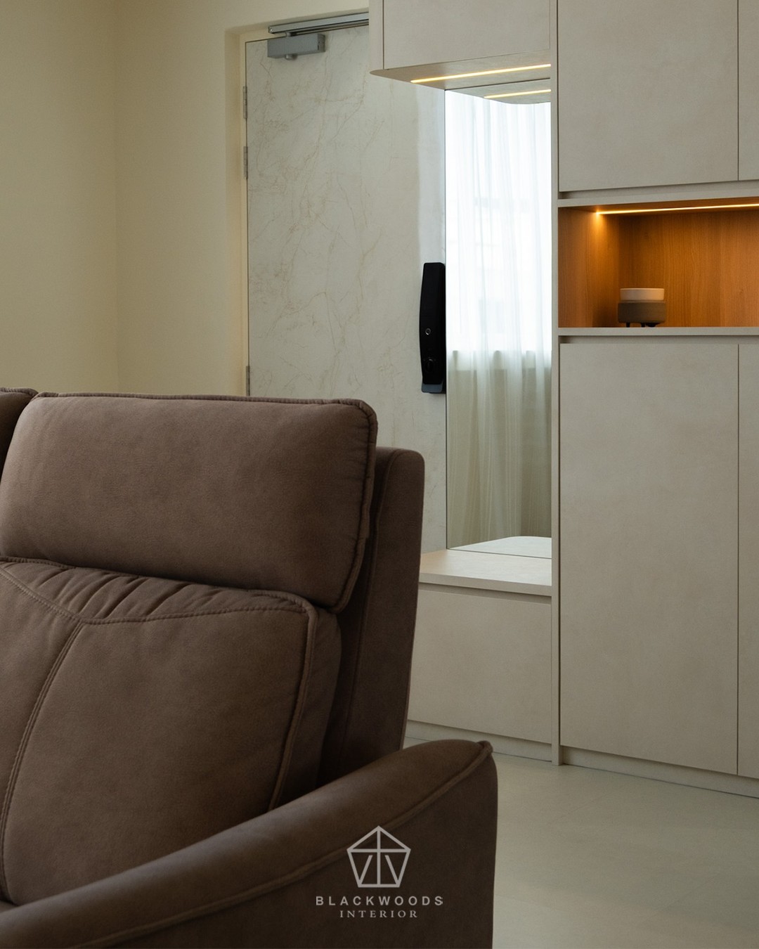 A home layered with soft neutrals and subtle lighting — where comfort meets quiet elegance.
#blackwoods #blackwoodsinterior
#interiordesign #homestyling #sgliving
#modernhomes #renovationinspo
#calmspaces #cozycorners