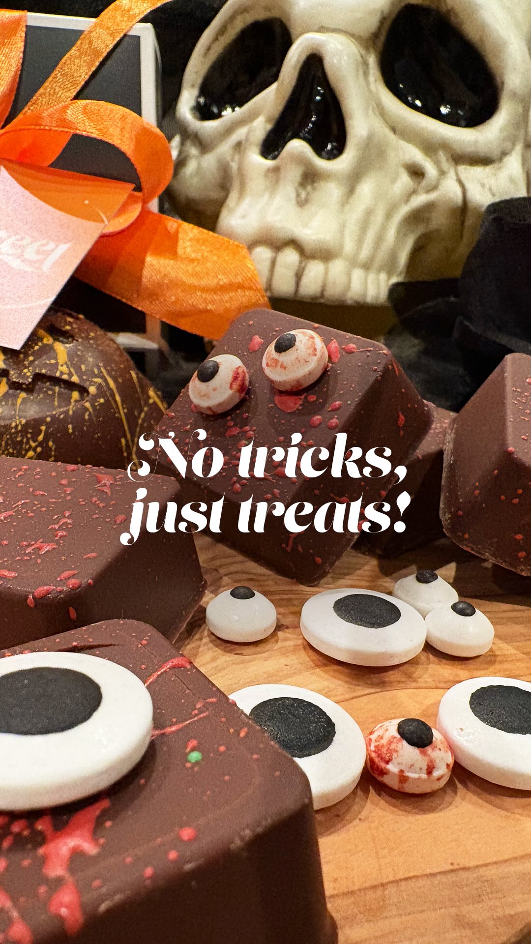 Tonight’s all about the magic (and sweetness) of Halloween with BSweet specials.
From Marshmallow Bites that vanish in seconds, to Bem-casados that are hauntingly good, and Honey Cake that casts a spell on any table… every bite is pure enchantment.
Happy Halloween! May your night be as sweet as a bag full of BSweet.
#HandmadeWithLove #nopreservativesadded #BSweetMoments #chocolategifts #honeycake #weddingfavors #honey #chocolate #mashmallow #callebaut #brazilian #sweet #sweetgift #paodemel #bemcasado #toronto #torontogta #gifts