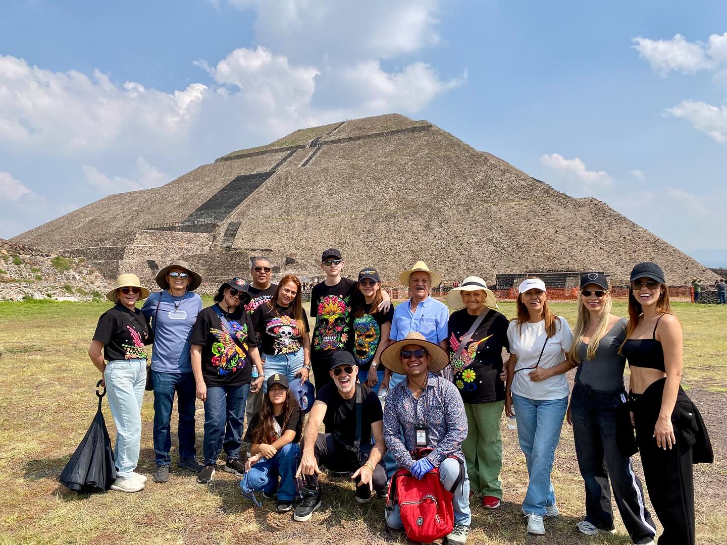 Visitando la Ciudad de los dioses en #Teotihuacan con amigos de Colombia 🇨🇴
#guiasdeturistasmexico #guiasdeturismo #guiasdeturistasenmexico #guiascertificados #guiasdeturistas #touristguide #mexico #vivemexico #teotihuacan #visitmexico #mexicoamazing