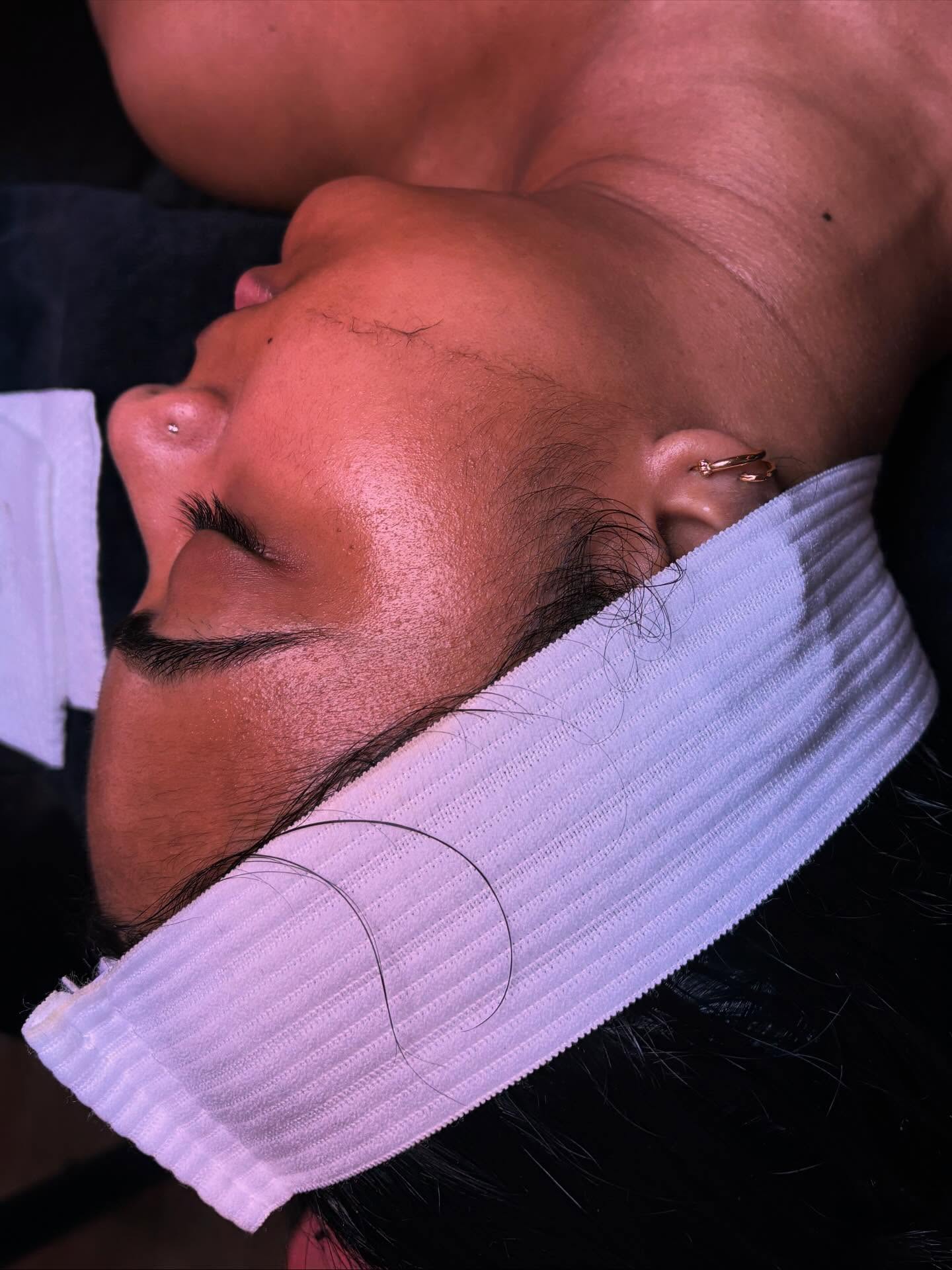 🌟Flawless skin starts with a flawless surface 🌟Dermaplaning safely removes buildup and vellus hair for that healthy, radiant glow! Do you guys love dermplaning? This is one of my favorite services to perform and I LOVE the instant results 😍
#dermaplaningfacial #dermaplane #pocskincare #brighteningskincare