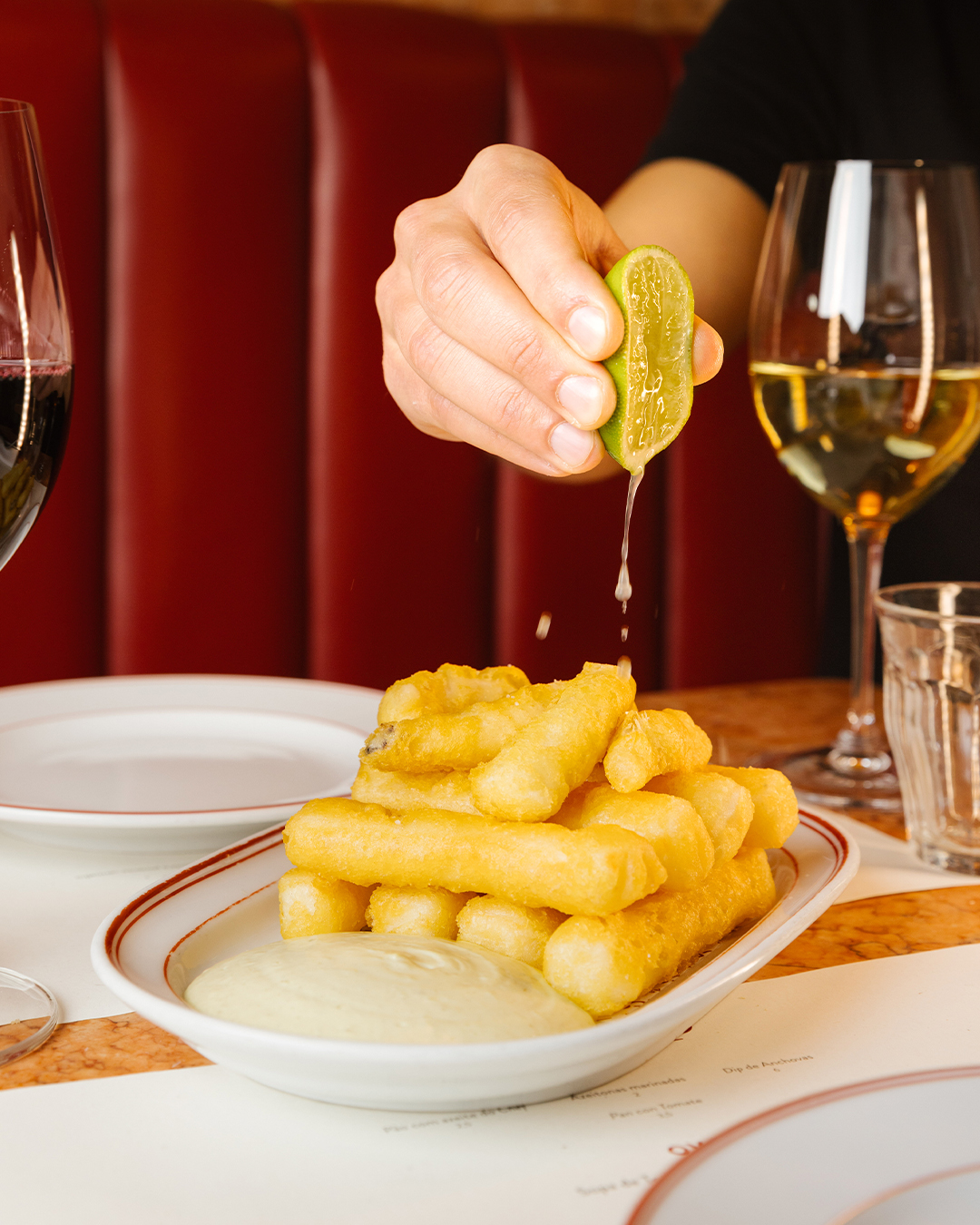 Choco Frito com maionese de coentros e lima. É servido?
--
Cuttlefish Tempura, coriander mayonnaise and lime. Is it served?