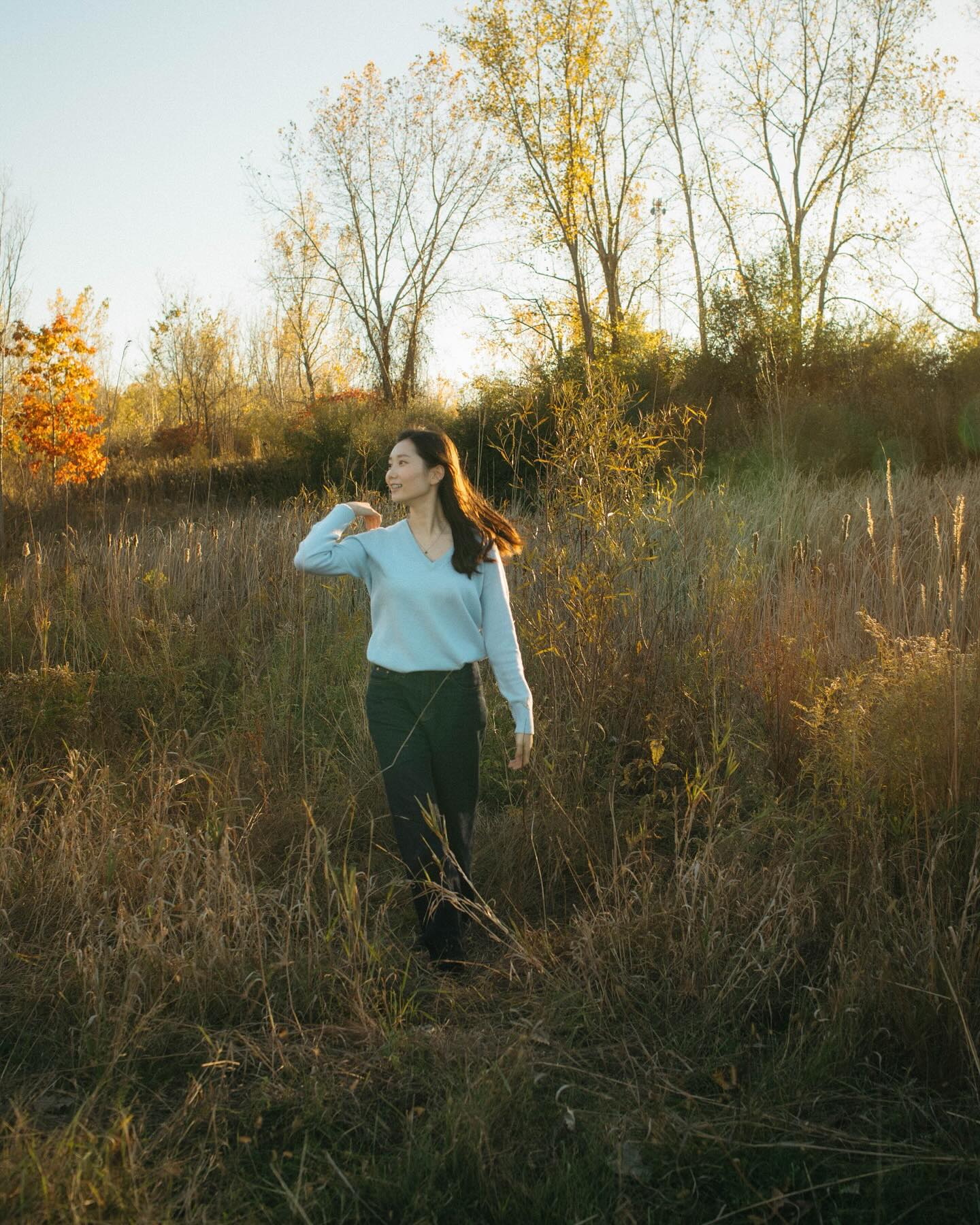 She showed up with the best energy…calm, confident, and totally herself.
No over-posing, no pressure, just vibes and sunlight.
Honestly, this kind of session is what senior photos should feel like.
We laughed about nothing, chased the light, and somehow it turned into pure magic.
Keywords: senior photos Grand Rapids, golden hour portraits, authentic senior photography, cinematic storytelling, film-inspired edit, natural posing ideas, Michigan senior photographer, Empowered Photo