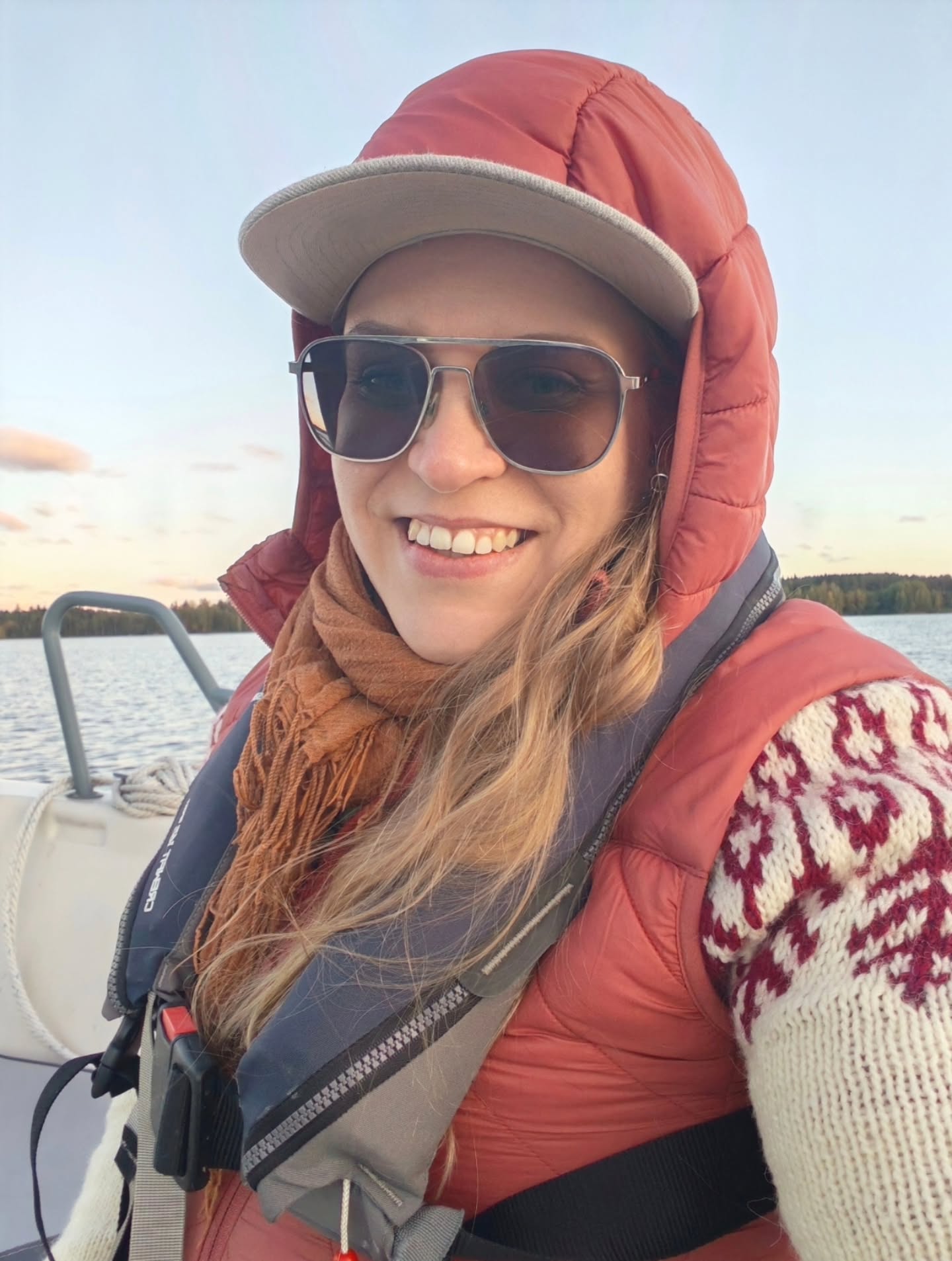 ❤️ Hypnoterapeuttisi Mirika tässä moi ❤️
Useat mielen ja terveyden ongelmat johtuvat siitä, että yrität elää ainoastaan fysiologisena ja psykologisena olentona epävarmuutta ja huolta sisälläsi nostattavassa maailmassa.
Ja nämä aspektit ovat niin pieni osa sitä, mitä todellisuudessa olet tietoisuutena ja energiassasi.
Hetki, jolloin tajusin voivani tehdä sydämentyötäni ammatikseni, ei ollut mitenkään muista hetkistä poikkeava valtava oivallus, mutta siinä oli nyanssiero - tasapainon, varmuuden ja luottamuksen sekainen avautuva tunnesykerö. 🩷
Iteraatiokaari, jonka olen itse käynyt läpi itsessäni, galaktisuudesta maahan ja takaisin kosmokseen universaalien lakien äärelle on paljastanut monta tärkeää asiaa itsestäni.
🍂 Ja voin jakaa ne kanssasi nyt. 🍂
1. Osaan tehdä melkein mitä vain haluan ja valitsen.
2. Kun teen, teen tosissaan, koska vain siten saan tuloksia ja tietoisuuteni ohjaa visioitani.
3. Kun olen, olen vaan, vain siten palaudun energiassani ja olen rauhassa, oikeasti.
4. Minulla on jo kaikki taidot ja kyky kanavoida todellisuusluomuksiani, joilla luon elämääni ja ylläpidän ihmissuhteitani.
🍂 Selkeys ei synny yrittämällä hallita kaikkea. 🍂
Se syntyy, kun alat kuunnella itseäsi ilman jatkuvaa sisäistä taistelua.
Universaalit lait hypnoosivalmennuksessa tunnistat, miten palautat voimasi takaisin luonnolliseen rytmiinsä.
Kun sisäinen ohjauksesi vahvistuu, päätöksentekosi helpottuu ja energiasi alkaa pysyä vakaana arjessa.
Tasapaino on sisäistä fasilitointia. Kykysi tuntea, milloin toimia ja milloin levätä.
Loppuvuoden Universaalien lakien sarjan jatkon avaavat:
🗓 To 6.11 klo 18–19.30 | Tasapainon laki
🗓 To 13.11. klo 18–19.30 | Intention laki
🗓 To 20.11. klo 18–19.30 | Potentiaalin laki
Valmennushetkissä saat henkilökohtaista ohjausta, ryhmän energian tuen ja opit hypnoosin avulla palauttamaan kehosi ja mielesi yhteyden sekä tunnistamaan, mikä oikeasti vie energiaasi ja tuo sitä arkeesi. Osallistu livenä yksittäiseen sessioon tai katso tallenne myöhemmin.
🔗 omamo.fi/universaalit-lait-hypnoosivalmennus
#omamobymijama #itseymmärrys elämänmuutos #universaalitlait #tasapaino #sisäinenjohtajuus #hypnoosivalmennus