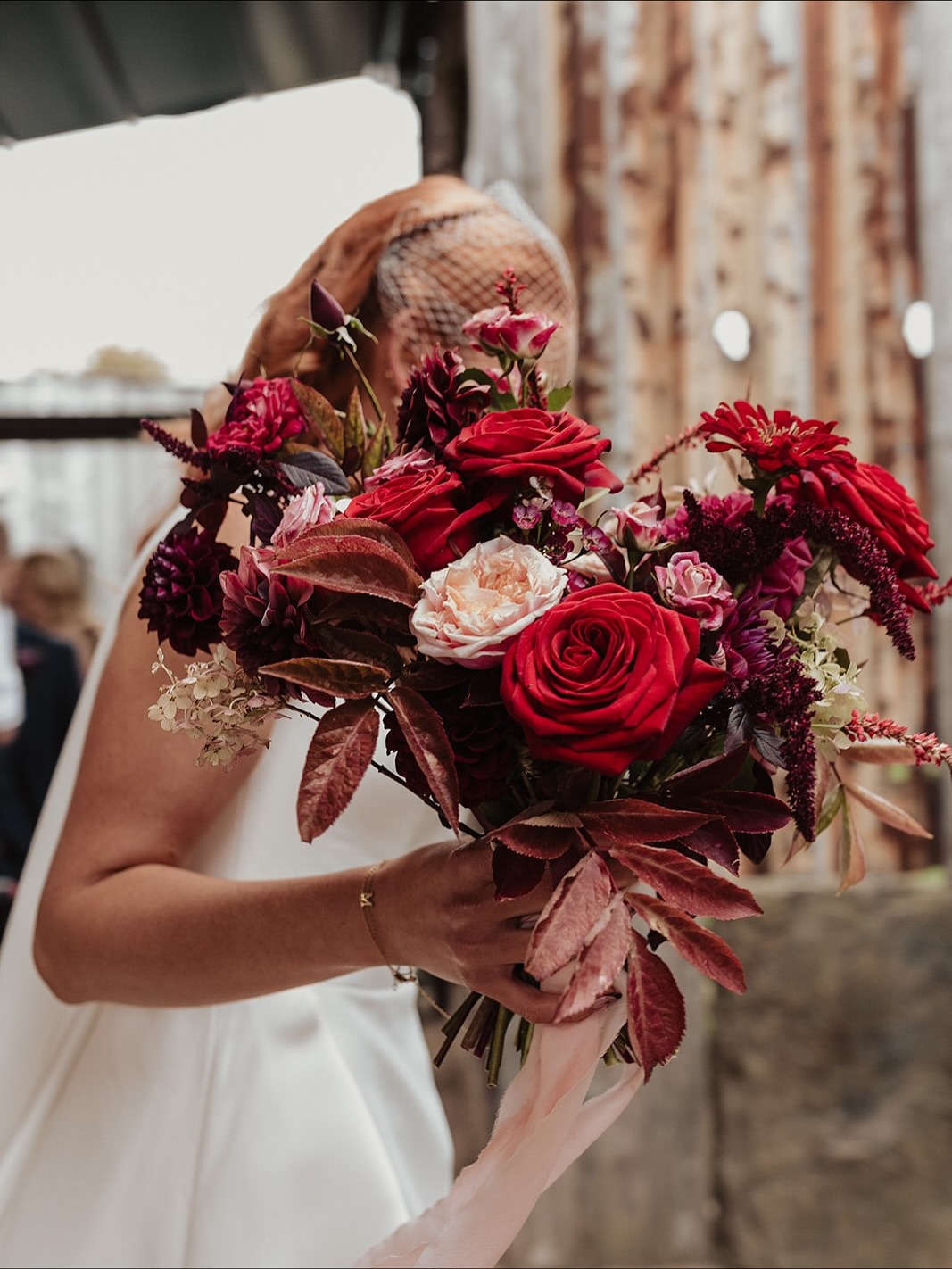 Literally obsessed with these photos from @chocolatechipphotography from Rachel and Craig’s wedding earlier this month 😍
Dogs, mega confetti, the best soundtrack and some of the most energetic guests I’ve ever met. 😆
Venue: @runafarm_
Photo: @chocolatechipphotography
Flowers: @meadowsandmulberryweddings
