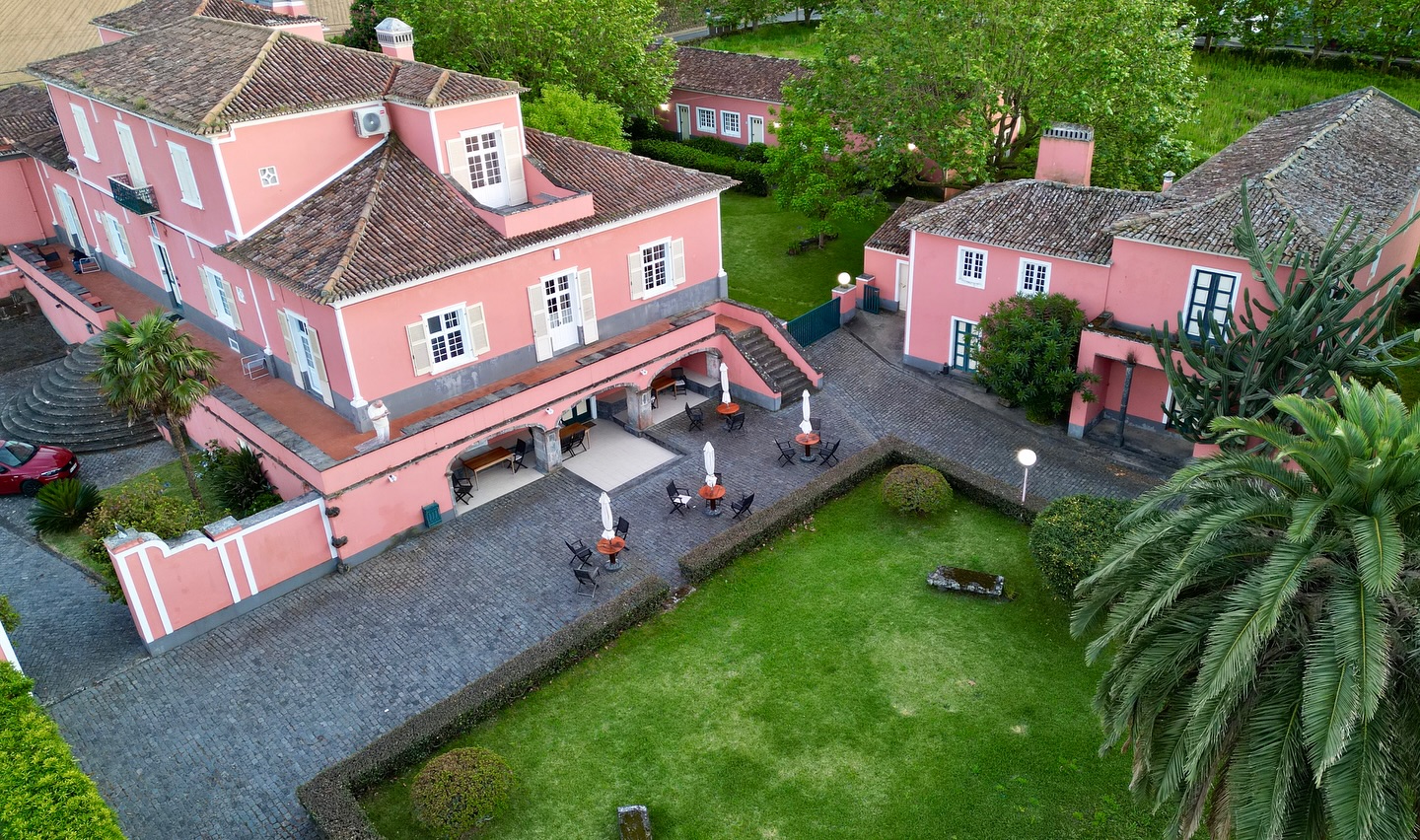 The calm of the island, the charm of this place. A retreat surrounded by nature, made to feel like home.
#Azores #VisitAzores #PortugalTravel #AzoresIslands #travelportugal