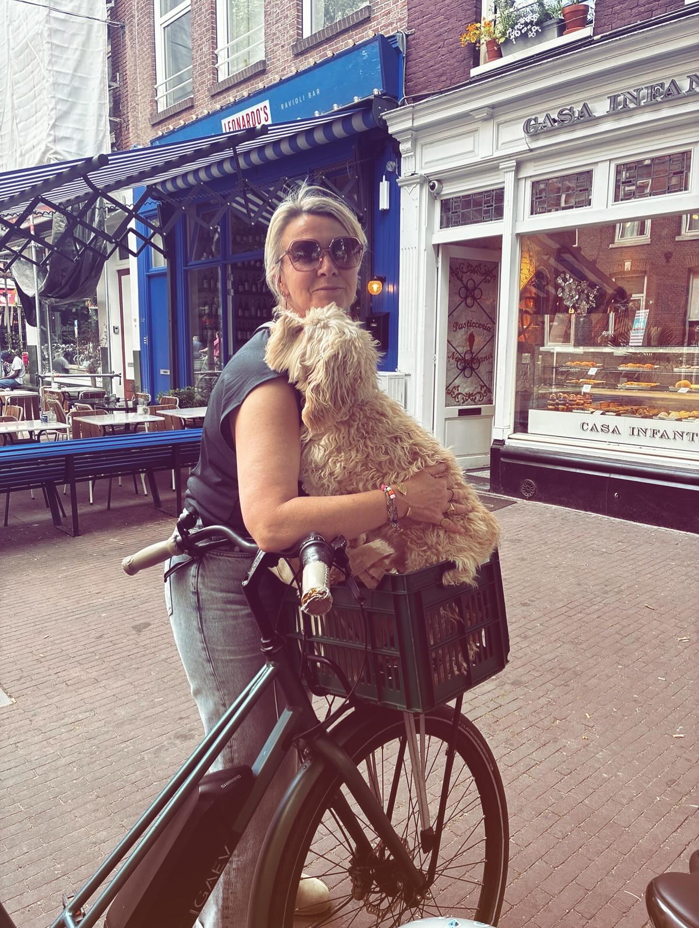 ✨ Van nodig zijn naar gewoon zijn ✨
Het voelt best intiem om dit te delen.
Ik voel ook de behoefte om het wél te doen.
Omdat dit deel is van mijn leven, van wie ik ben. En ik geloof dat het herkenbaar is voor andere en je niet gek bent. Wat ik wel even dacht.
Hoe ben ik hierin terecht gekomen?
Soms brengt het leven je precies die ene relatie die je wakker schudt.
Niet om je te breken, maar om je te laten zien waar je nog vastzit.
Bij mij was dat het nodig zijn.
Hij appte: “Ik heb iemand ontmoet die ik leuk vind.”
Die zin sneed dwars door me heen.
Tot ik begreep: het ging niet om mij,
maar om zijn behoefte om iets op te vullen wat leeg was.
Ik was daar voorbij gegroeid.
Niet beter, maar bewuster.
Alleen dacht mijn hoofd nog in angst voor tekort.
Die angst maakt relaties heftig.
Je raakt verstrikt, probeert elkaars leegte te vullen,
en noemt dat liefde.
Dat is overleven , het trekt de levensenergie uit je.
Het was uiteindelijk giftig voor ons allebei.
Ik wilde niet langer nodig zijn om liefde te voelen.
De leegte die ik vroeger probeerde te vullen,
vul ik nu met iets groters.
Met mijn missie.
Met de universe.
Met de grote liefde —
die altijd stroomt als ik ermee in verbinding sta. Ook al heb ik soms nog verdriet, dat is oké.
De liefde is er
Altijd al geweest.
Ze is in mij,
en ís wie ik ben. 🤍
En daar ben ik dankbaar voor —
voor het inzicht, de groei, en zelfs voor hem.
Omdat juist dit alles mij terugbracht
naar wie ik werkelijk ben.