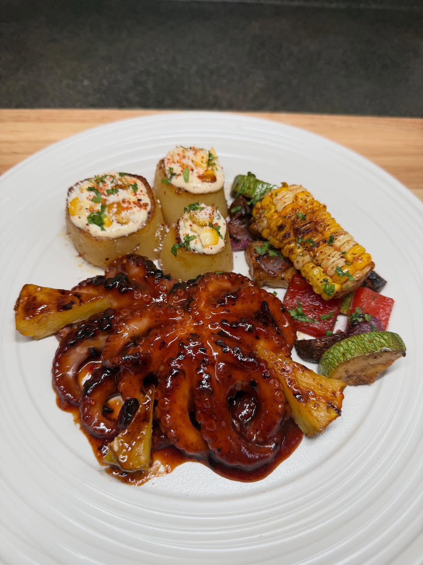 Chipotle Pineapple BBQ Octopus 🌶️🍍🐙
Elote Fondant Potatoes🌽🥔🔥
Chili Lime Veggies 🌶️🍋🟩🧅
Displayed Beautifully on Beautiful 10.62 Entree Plate by @greenwaldsales @fohworldwide “Onda Shell Collection “🍽️
Extra Sturdy, Durable & Aesthetically Pleasing Plateware without the worry of breaking porcelain 💔. Dishwasher & Microwave safe to last you and your household many dishes ahead
Check out their catalog and upgrade your dishes
As a Chef, you create dishes outside the norm as a way of expressing your creativity and unique perspective of food on a canvas. This is applied to any craft. That is true art. That is true freedom👨🏽🍳💎💯.
#seafood #dinner #bbq #hispanic #chef #art #sunday #food #uhnw #privatechef #fyp #love