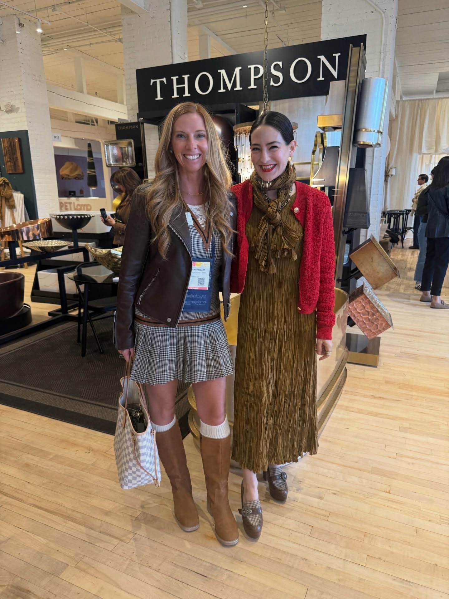 Something I didn’t expect? The family owned business artisans like @thompsontraders hearing their stories and how hands-on their family members are 💕 LOVE!!
@highpointmarket @jennessinteriors elsabuser #hpmkt #idsnational #eedesignconsulting #interiordesigner #interiordesign #furnituredesign