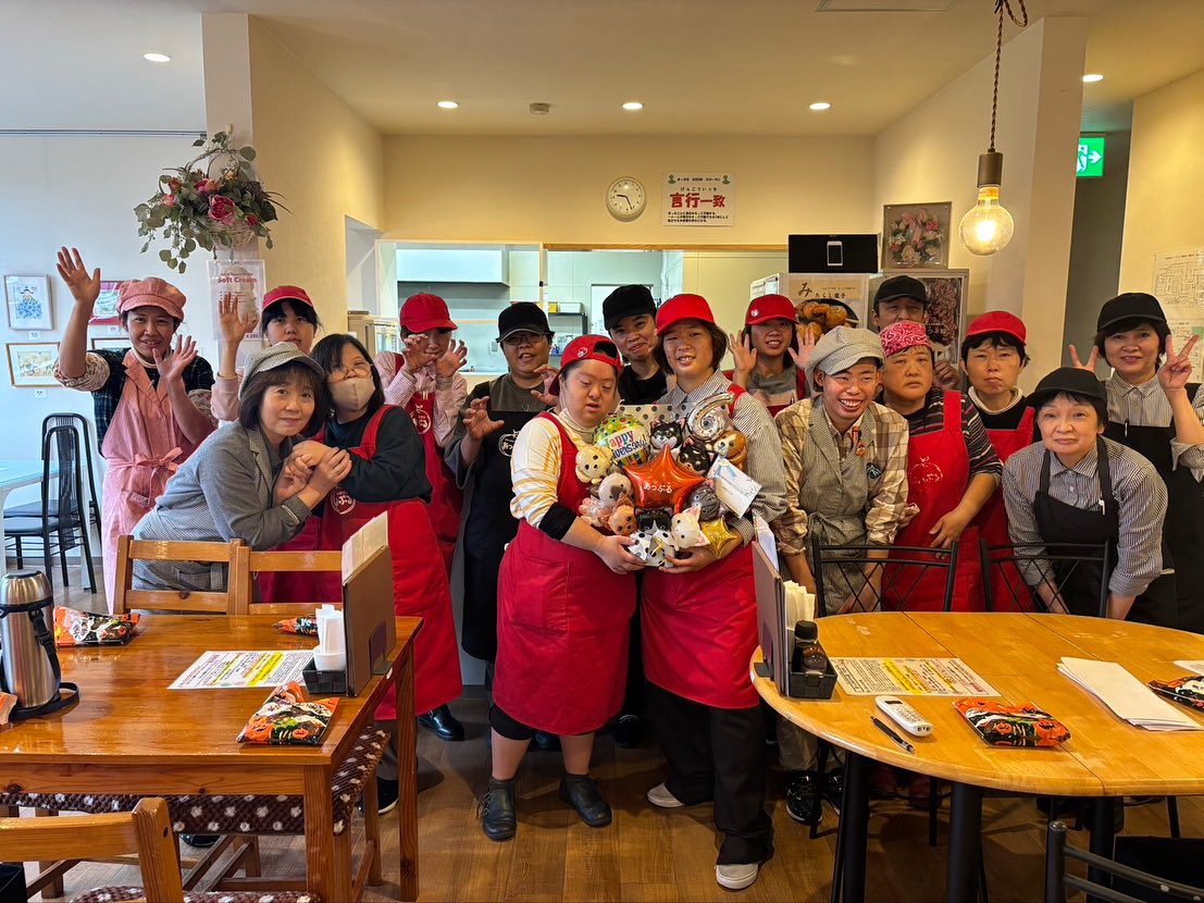 本日となりました、『街の中の喫茶店あっぷるオープン6周年記念セール』
今年は、記念セール 2大特典
① その場で当たるスピードくじ!素敵な景品を当てよう!!当日500円以上店内でお召し上がり、またはお買い上げ頂いた方に店頭にて、お一人様1回限りのスピードくじに挑戦して頂きます!
1等 新米 2Kg 5名様
2等 お弁当1個 無料券 10名様
3等 スイーツ工房バターマフィン または 白玉だんご「和」 各10名様(合計20名様)
② 店内飲食、またはお買い上げ500円以上の方に限りアイ杉原さんの地養卵」(2個入り)1パックプレゼント
※弁当数に限らずお一人様(一組様)1パック配布とさせて頂きます
※先着100名様限定 無くなり次第終了とさせて頂きます。
また、多くの方々からの心温まるお祝いを頂きました。感謝申し上げます。
日頃の想いを届ける1日にしたいと思います。みんなでお待ちしております。是非お越しください。