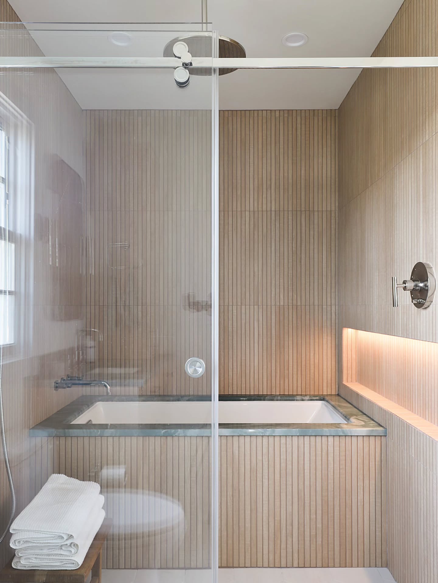 A warm glow and a quiet moment of calm. ⨠The ambient lighting around this tub makes the whole space feel like a retreat.
š·@dannycooney
#bathroomdesign #BathroomInspo #bathroomgoals #InteriorDesignWestchester #interiors #interiordesigninspiration #InteriorInspo #InteriorDesignGoals #RenovationGoals #remodel #luxuryinteriordesign #LuxuryInteriors #modernhome #CustomDesign #customhomes #millwork