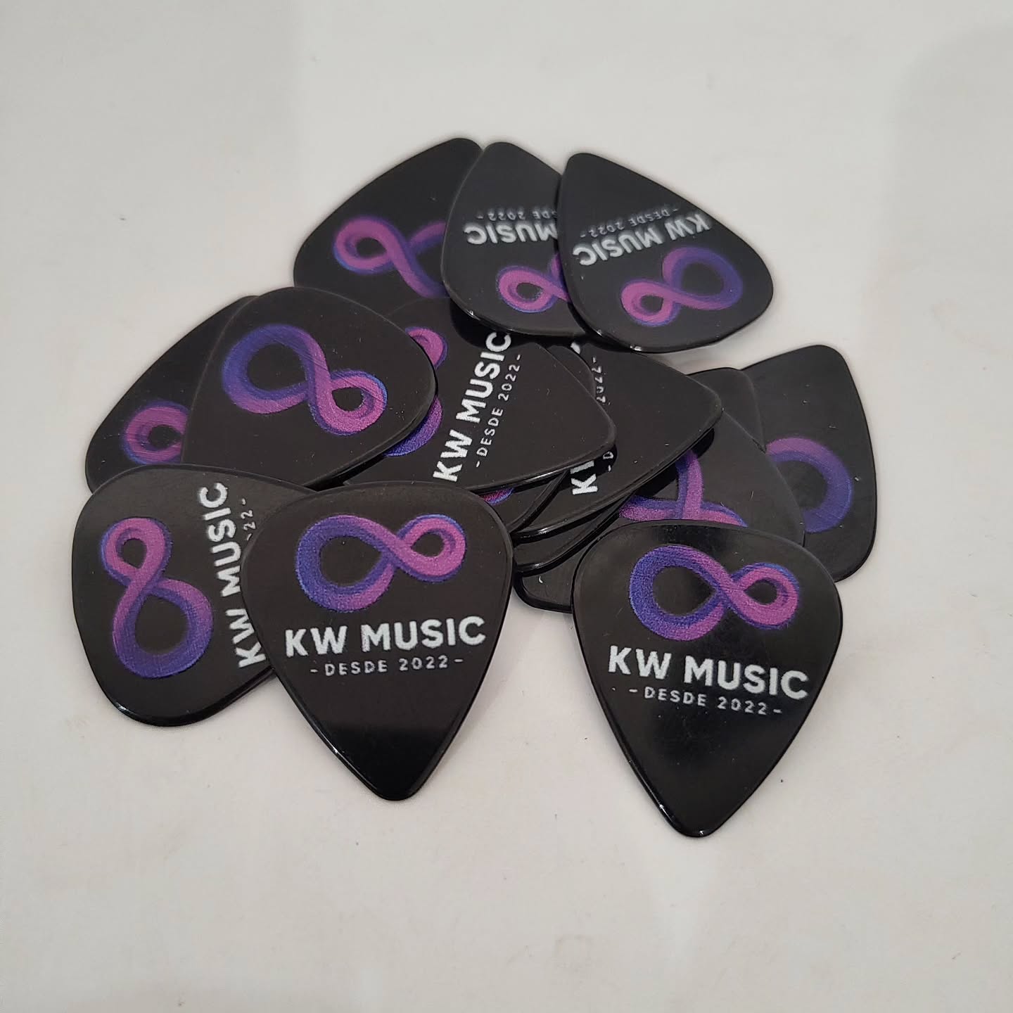 Que tal ter suas próprias palhetas personalizadas? 🎶
Seja para você, sua banda , empresa ou um presente especial, criamos palhetas exclusivas que carregam identidade, estilo e paixão pela música. Agora, queremos compartilhar algumas dessas criações com vocês!
🎸 #AcordesDaNossaHistória 🎶
Cada palheta vai além do design—ela traz memórias e personalidade para cada acorde. Ao longo do tempo, desenvolvemos modelos únicos para músicos que querem expressar seu som de forma autêntica.
Se alguma dessas palhetas te inspirou, que tal transformar suas ideias em algo único? ✨ Entre em contato e crie a sua!
📩 Chama a gente no direct ou clique no link da bio para saber mais!
🔻 Deixe sua marca em cada nota! 🔻
#PalhetasPersonalizadas #MúsicaComEstilo #MeuSomMinhaPalheta #RiffsComIdentidade #NotasQueMarcam #MúsicaÉArte #PalhetasComHistória #FeitoParaMúsicos #IdentidadeMusical #PersonalizeSeuSom #PlayPalhetas #CustomPick #PalhetaPersonalizada