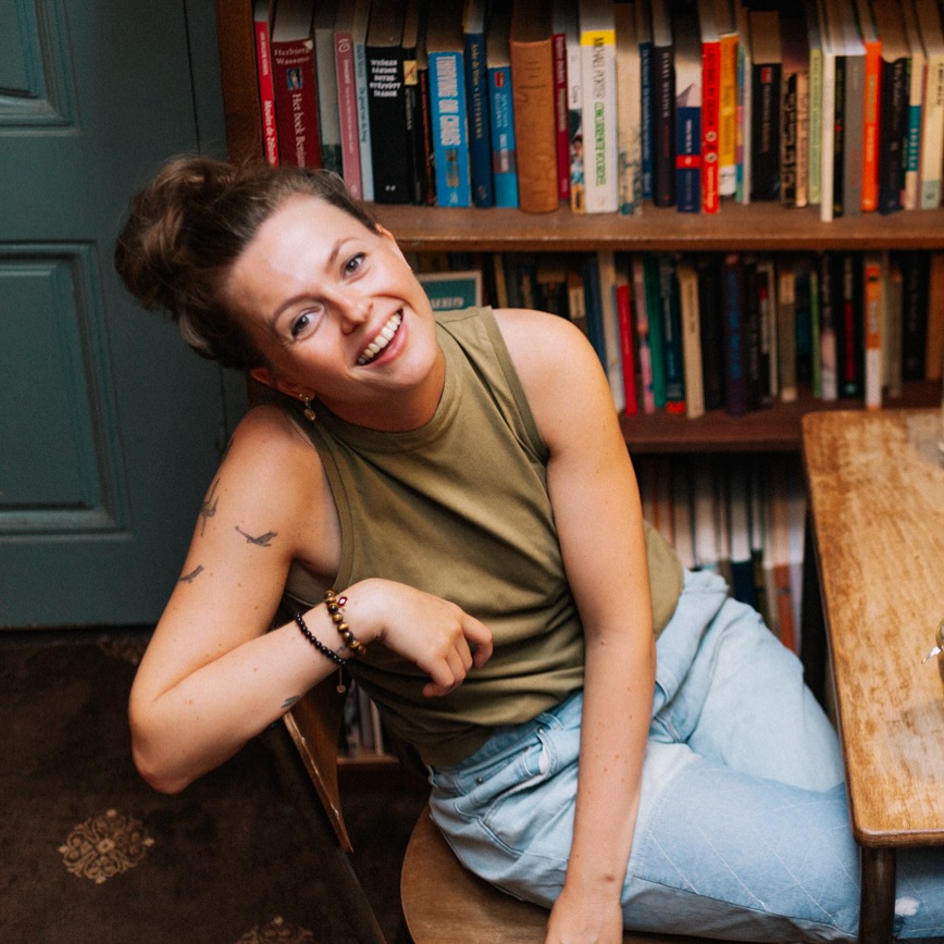 Hoi (nieuwe) volgers! We zijn al met bijna 700, dat is toch unreal zeg. Hoog tijd voor een voorstelrondje, het gezicht achter The Mourning (After) 👋
Ontmoet Ramona, interieurarchitect en vaak te vinden op het strand van Scheveningen. Ze noemt zichzelf passievol, nieuwsgierig, creatief, bescheiden en rustig. In 2013, op 22-jarige leeftijd, staat haar leven op z’n kop door een zwaar auto-ongeluk.
Ondanks steun van haar omgeving voelt de periode daarna vaak eenzaam. Leeftijdgenoten begrijpen maar weinig van haar veranderde levenshouding. Pas jaren later realiseert Ramona zich dat alles wat ze verloor - gezondheid, relatie, huis, studie, vrienden - eigenlijk draait om één thema: rouw.
Wanneer ze per toeval een leeftijds- én lotgenoot ontmoet, ervaart ze hoe waardevol het is om met iemand te praten die je echt begrijpt. Daarom richt ze in 2022 Stichting The Mourning op. Ramona gunt iedereen de kans om een gesprek aan te kunnen knopen met een leeftijdsgenoot die wél snapt hoe moeilijk het leven kan zijn.
Dat gesprek mag onder andere plaatsvinden bij The Mourning After. Volgens Ramona mag praten over rouw ook gewoon in een leuke omgeving, met een goede dosis inspiratie en verwondering er omheen. “Laten we deze gesprekken het licht in trekken, de ervaring van leven met rouw is al donker genoeg”.
Wie van jullie ontmoet ik aankomende zondag?
Liefs! Ramona
Foto door eeuwig talent @demikoen