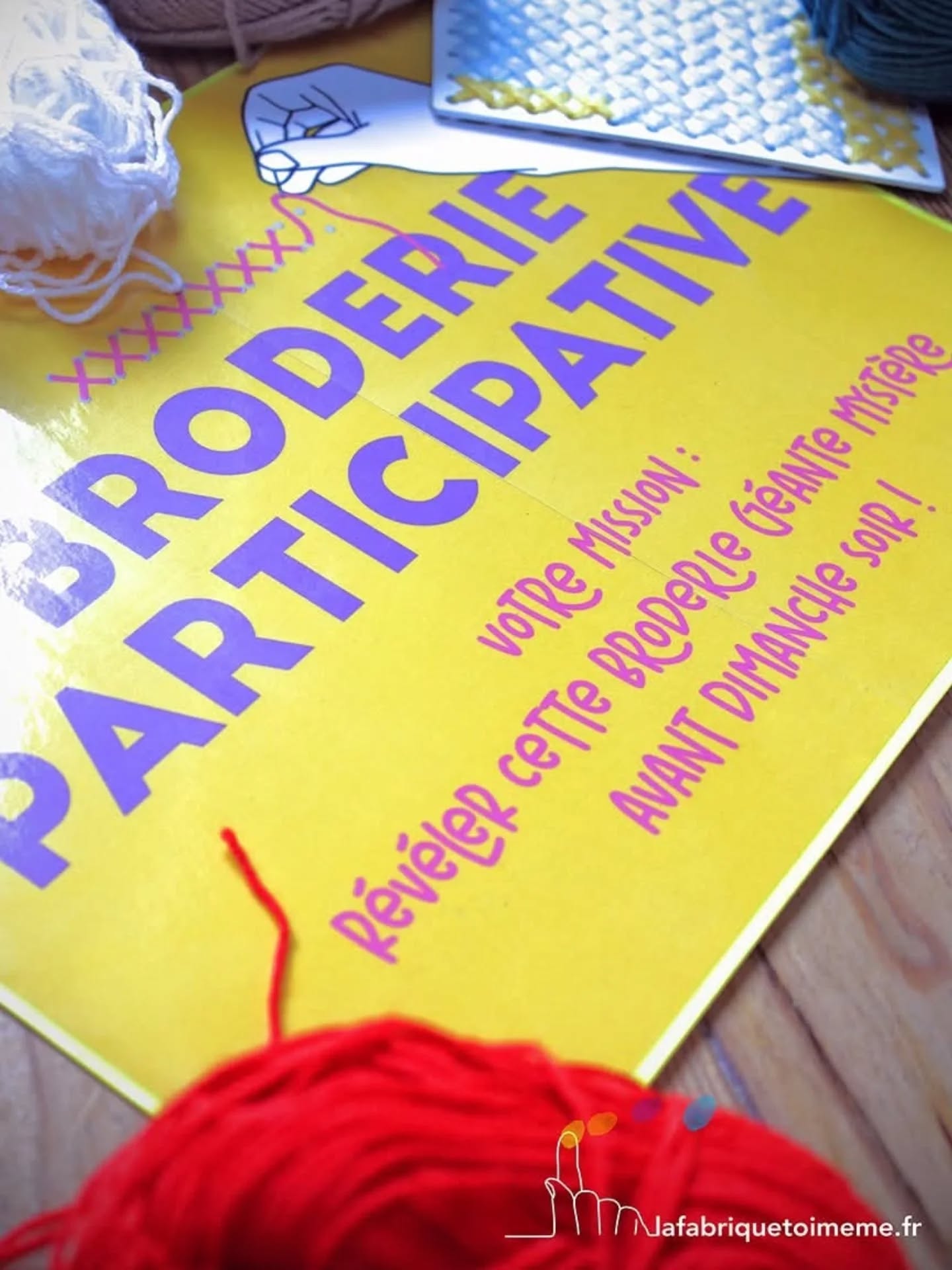 ☁️ BRODERIE PARTICIPATIVE AU FESTIVAL Villeneuve se livre
Durant le festival littéraire des 27 et 28 septembre 2025 à Villeneuve-sur-Lot, les aiguilles se sont activées pour donner vie à une œuvre collective.
.
👉 Une broderie géante et participative, imaginée par @emilieblabla_graphiste à partir de l’affiche du festival
.
👉 54 plaques découpées au laser du FabLab @lab2r, issues de calendriers recyclés, ont servi de support aux participants petits et grands pour révéler le visuel point après point
.
👉 Plus de 80 paires de mains se sont relayées pendant deux jours pour broder — quelques points ou une plaque entière — jusqu’à la touche finale à La Bib Villeneuve-sur-Lot
.
🧶 Merci à tous ceux qui ont pris le fil de cette aventure partagée, merci à toute l'équipe du festival qui nous a si bien accueillis, et merci à nos complices pour l'animation des ateliers « broderie participative » et « badge-le toi-même » :
@emma_hsl, @lucie_bcheau et Mathis Magassa 🙌
.
📍 La broderie est à découvrir à @labibvilleneuve au Centre culturel ! #lafabriquetoimeme #mediationculturelle #artparticipatif #creationcollective #projetculturel #broderieparticipative #actionculturelle #FestivalVilleneueseLivre #villeneuvesurlot #bibliotheque #musee #fablab #cultureenpartage #artetculture #fabricationcollective #oeuvrecollective #creationstextiles #arttextile #artcontemporain #culturelocale #atelierparticipatif #innovationculturelle #PublicsEtCulture #ArtEnPartage #CulturePourTous
.